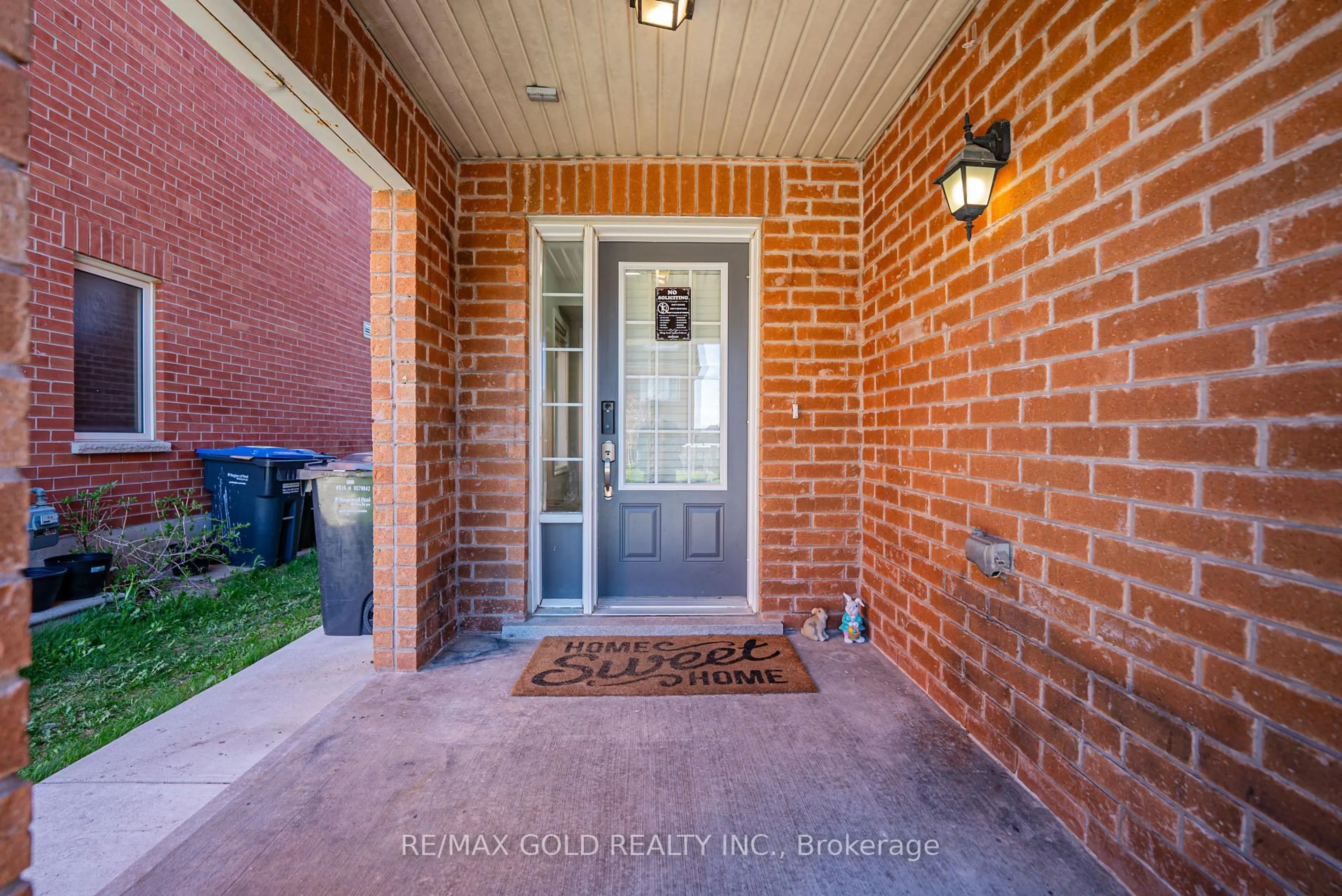 Indoor entryway for 45 Ariel Rd, Brampton Ontario L7A 3Z2