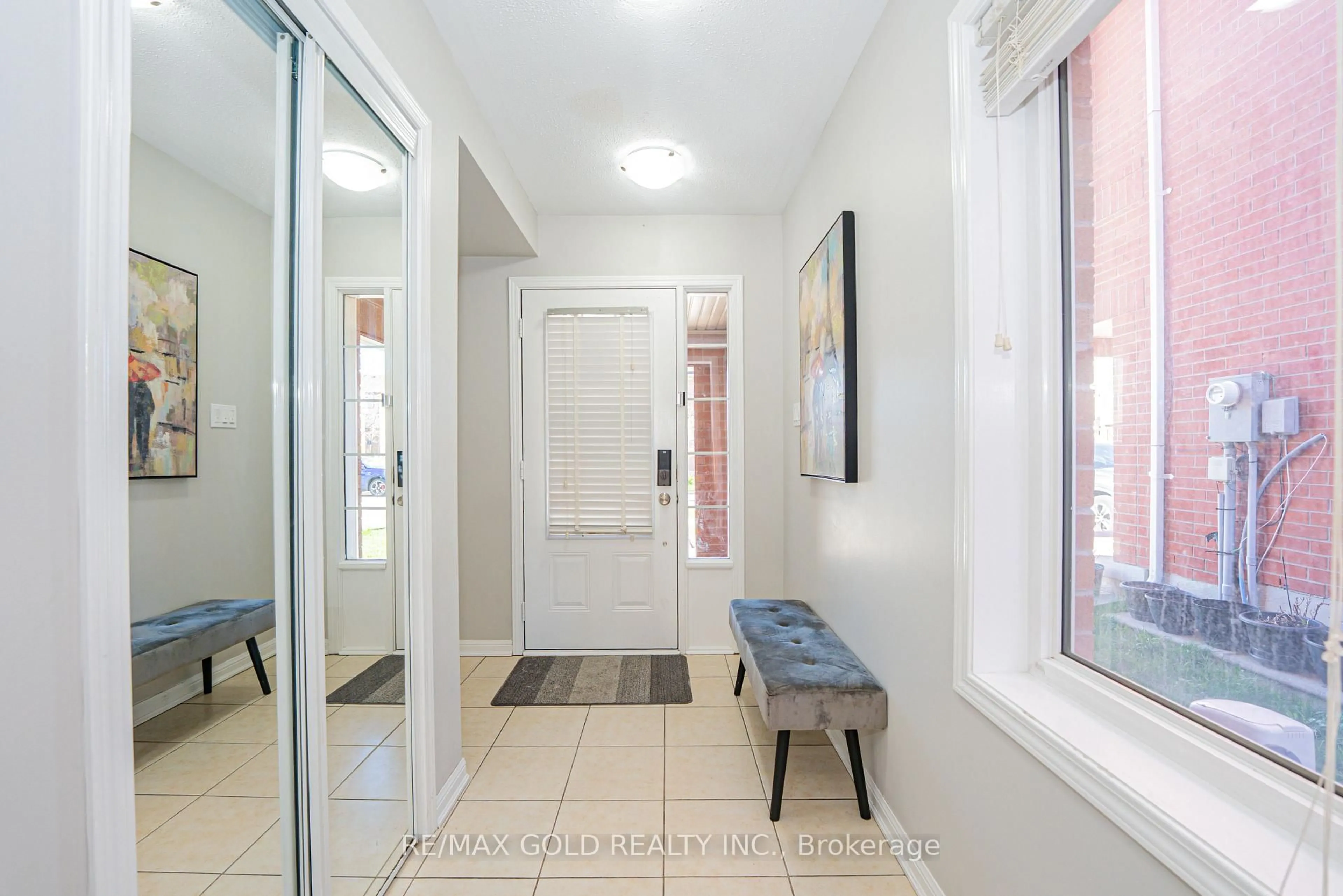 Indoor entryway for 45 Ariel Rd, Brampton Ontario L7A 3Z2