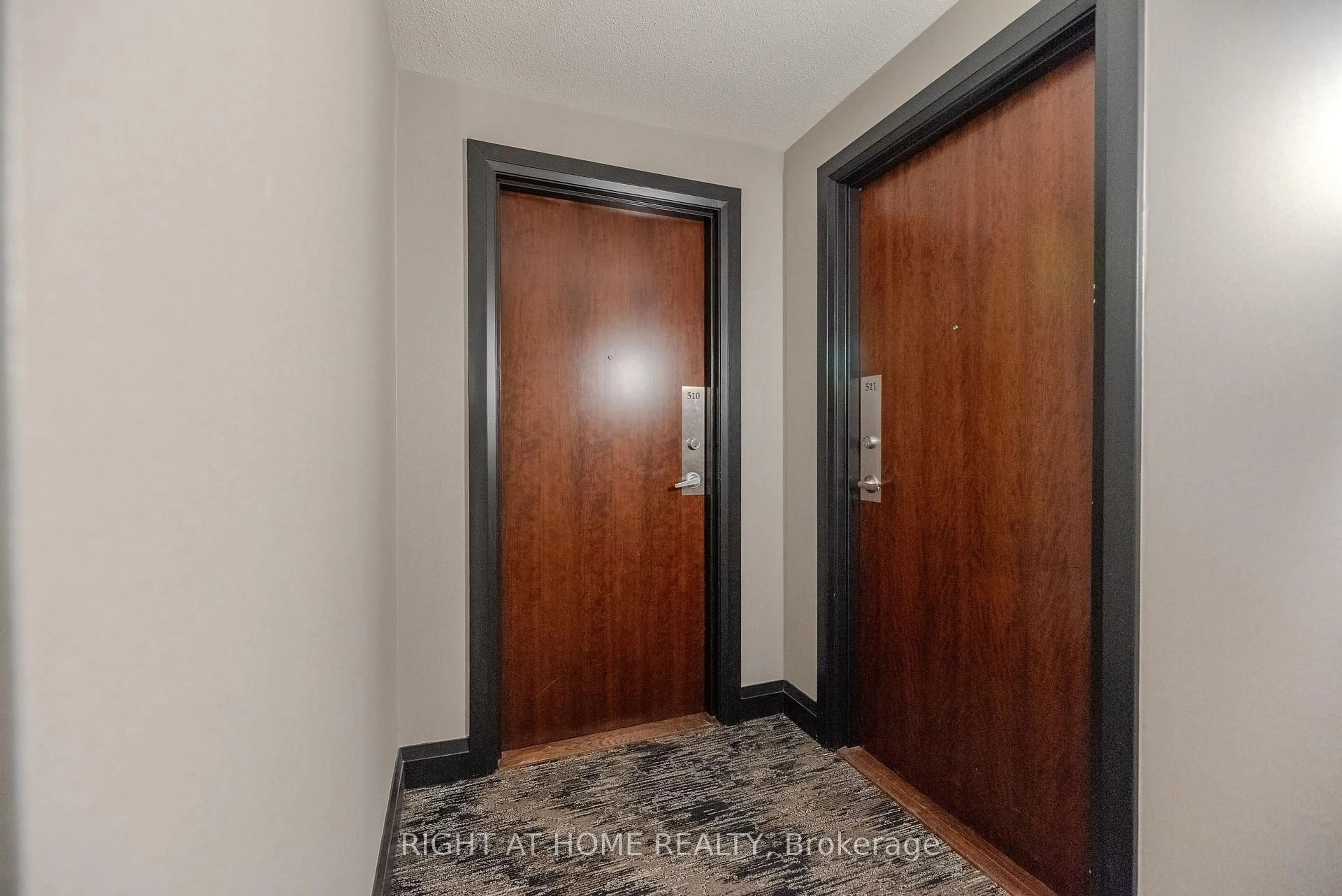 Indoor foyer for 4090 Living Arts Dr #510, Mississauga Ontario L5B 4M8