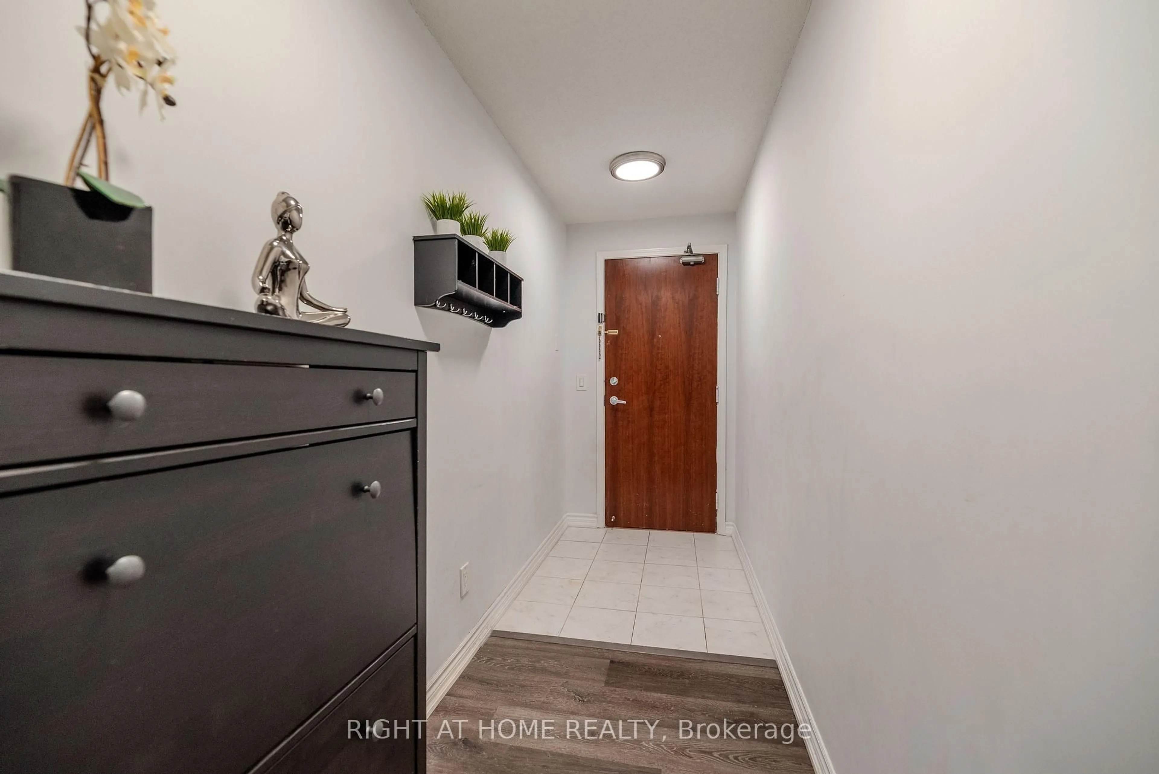 Indoor entryway for 4090 Living Arts Dr #510, Mississauga Ontario L5B 4M8
