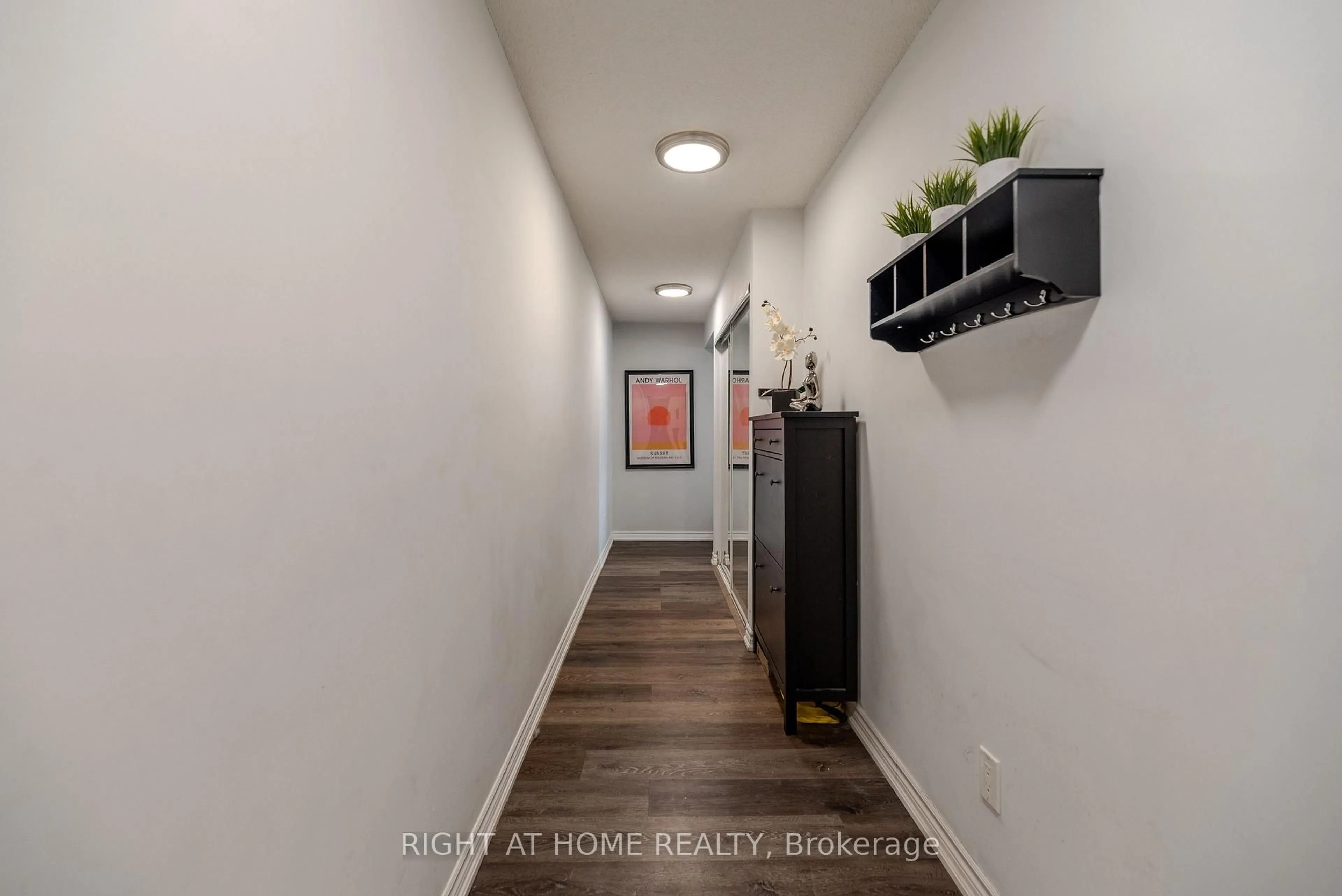 Indoor entryway for 4090 Living Arts Dr #510, Mississauga Ontario L5B 4M8
