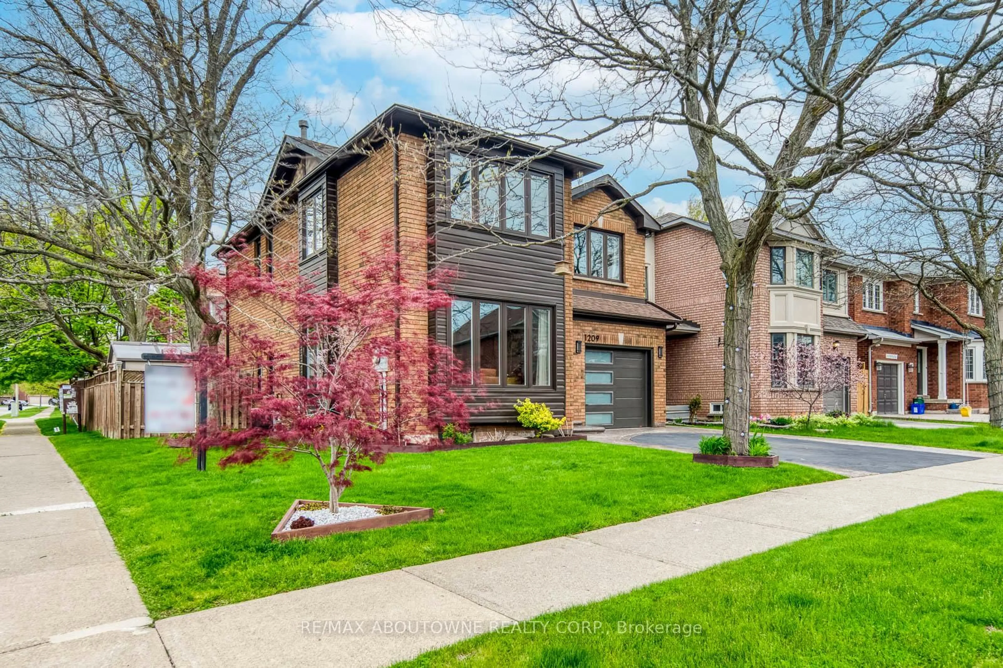 Home with brick exterior material, street for 1209 Old Oak Dr, Oakville Ontario L6M 3K6