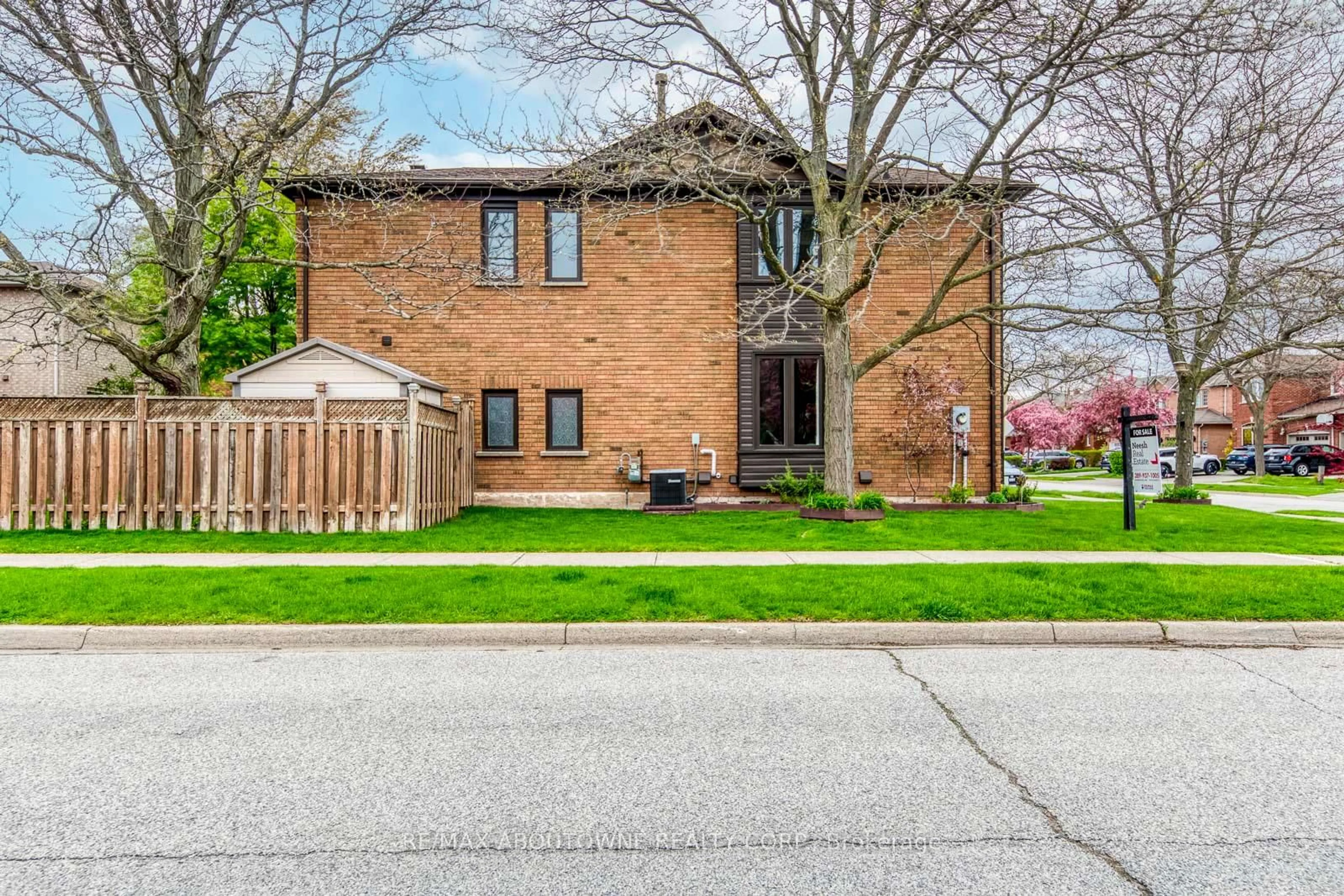 Home with brick exterior material, street for 1209 Old Oak Dr, Oakville Ontario L6M 3K6