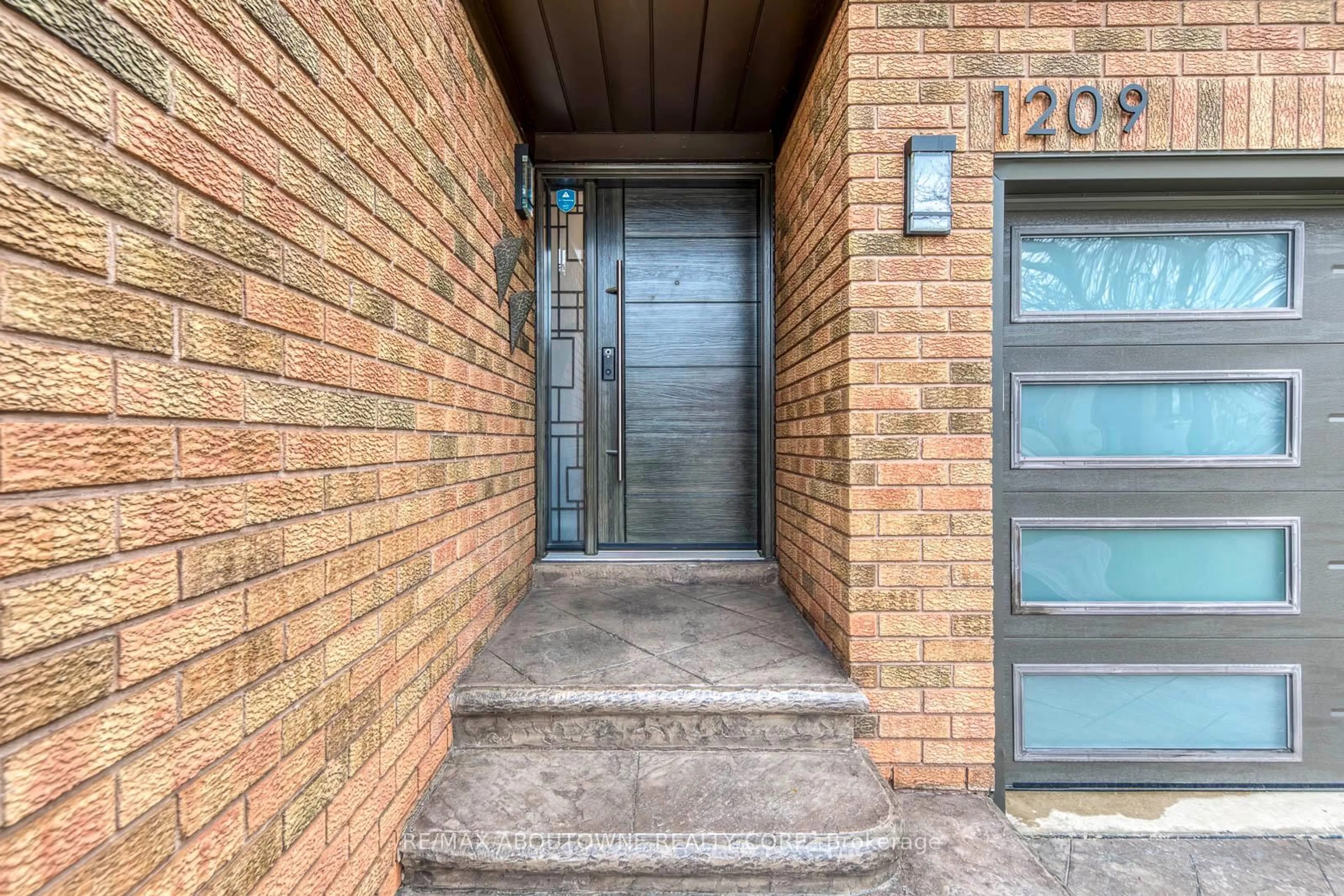 Indoor entryway for 1209 Old Oak Dr, Oakville Ontario L6M 3K6