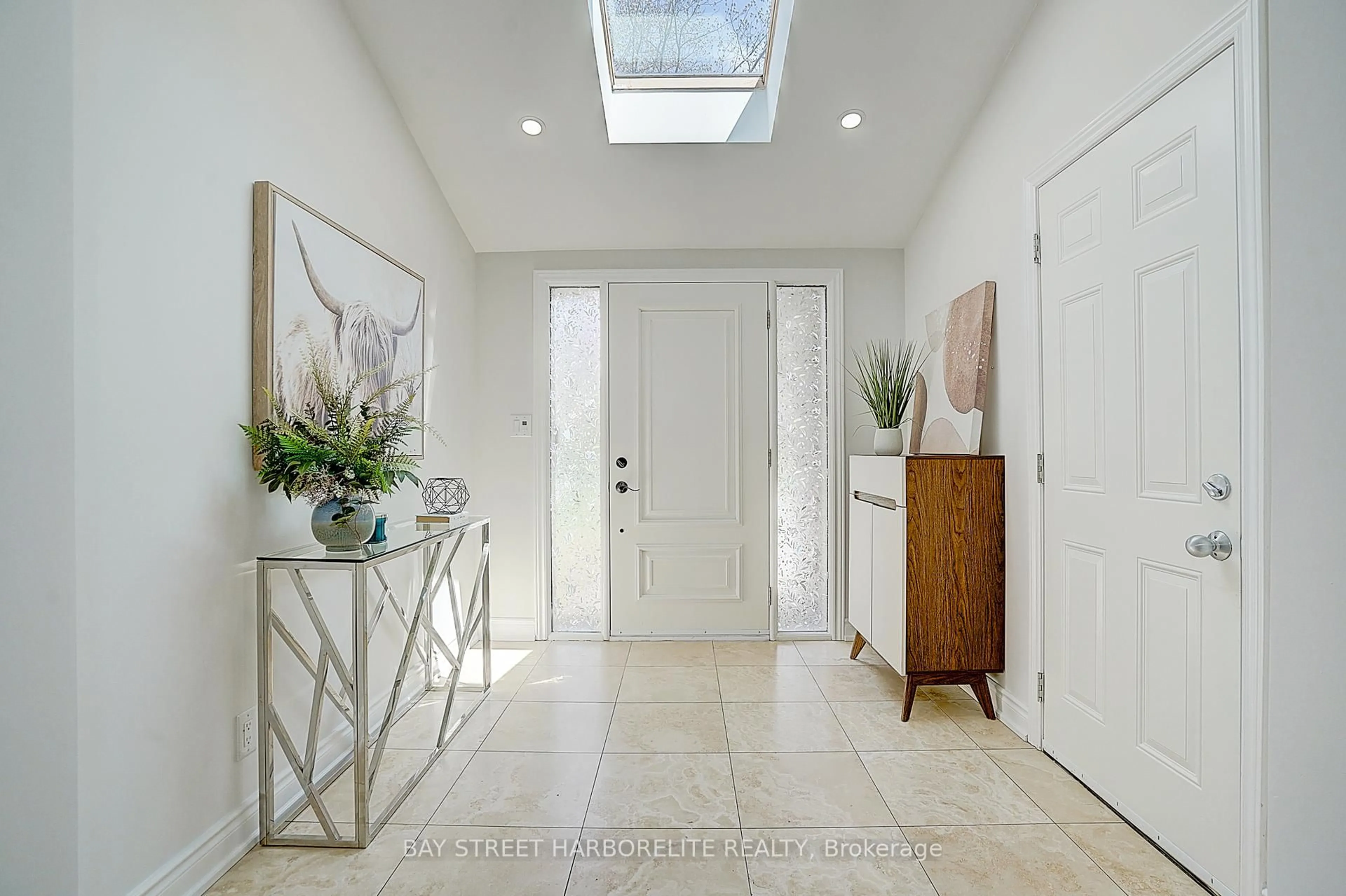 Indoor entryway for 190 Digby Rd, Oakville Ontario L6J 6C7