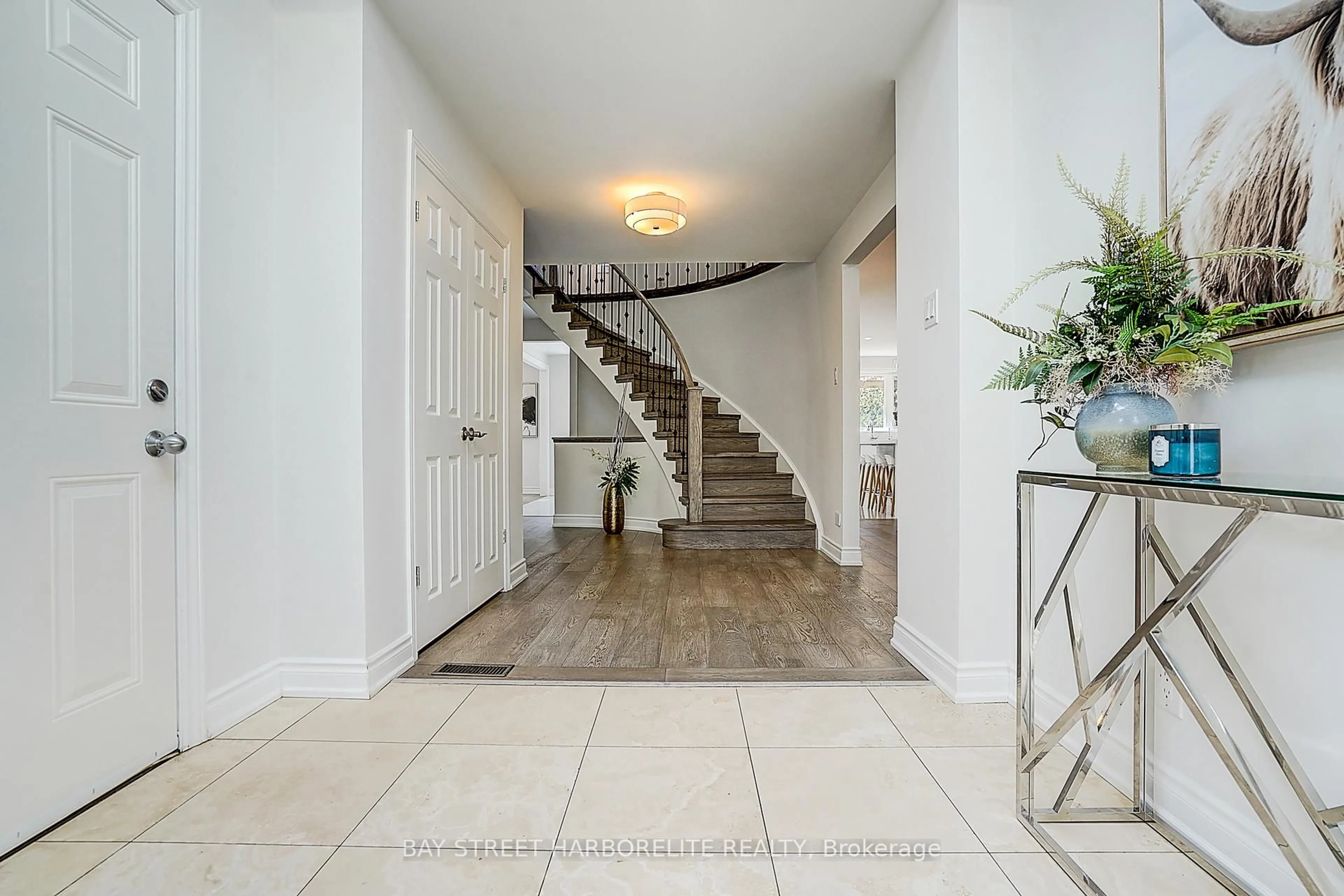 Indoor entryway for 190 Digby Rd, Oakville Ontario L6J 6C7