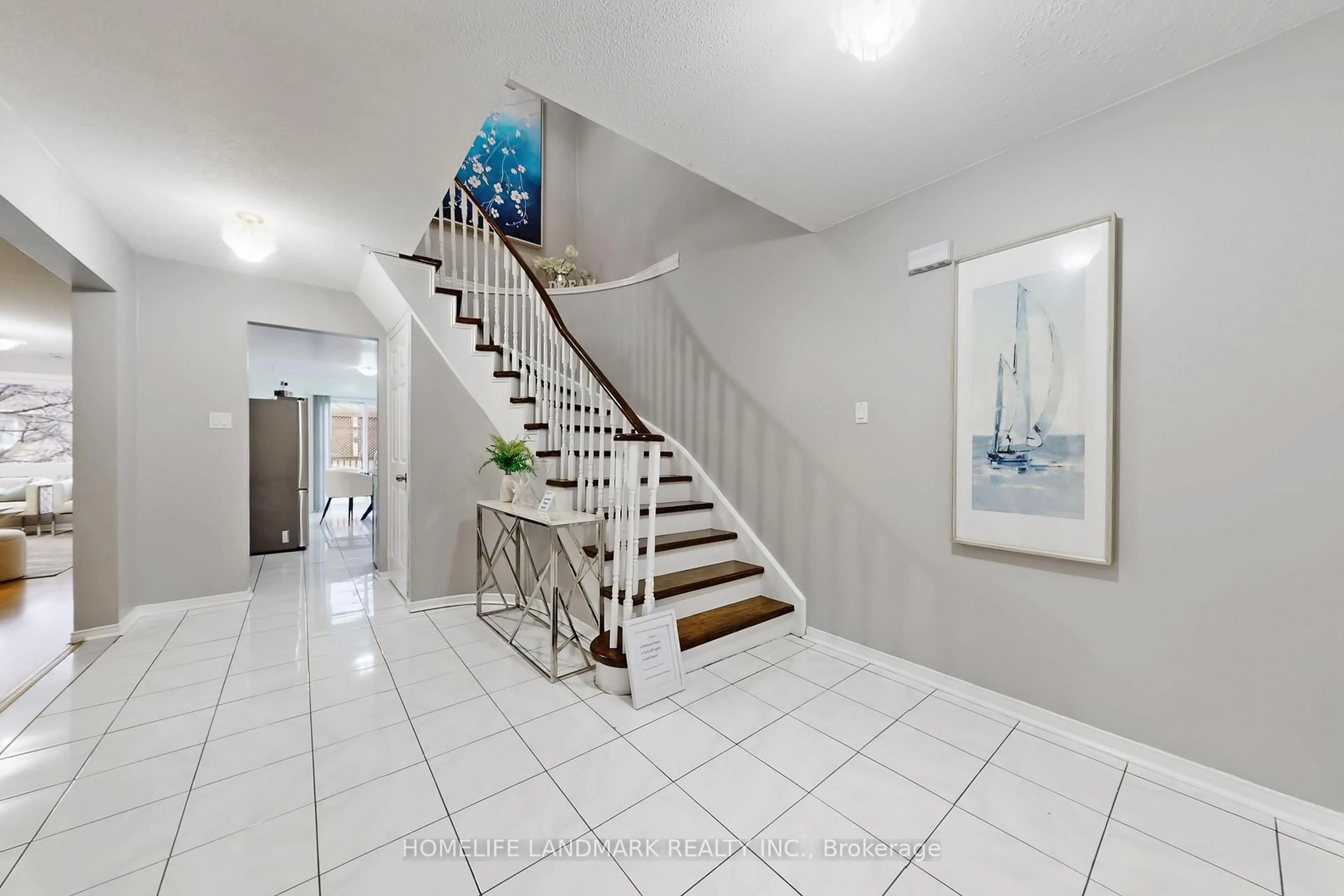 Indoor foyer for 5235 Astwell Ave, Mississauga Ontario L5R 3H8