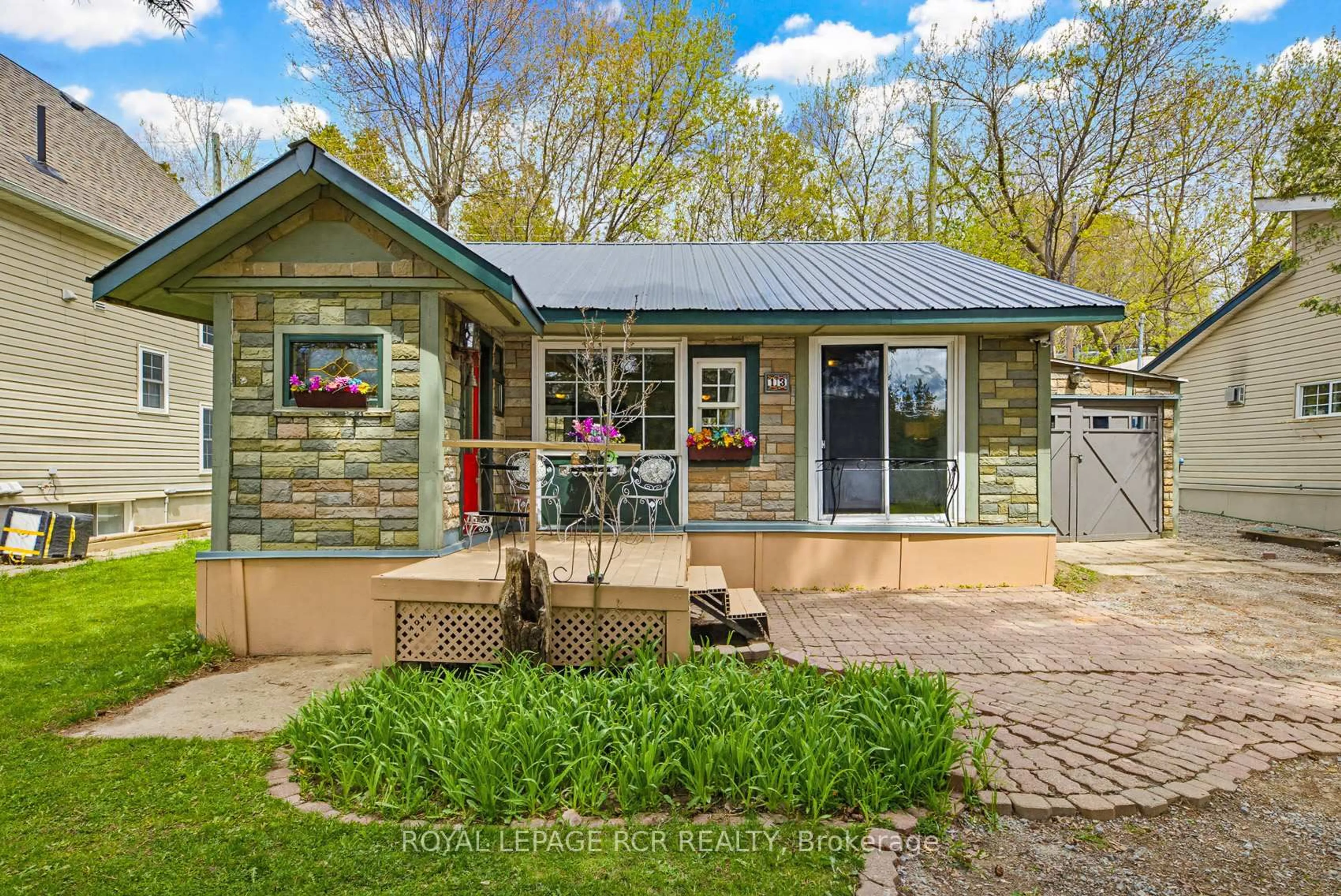 Patio, street for 13 Old Pavilion Rd, Caledon Ontario L7C 3J8