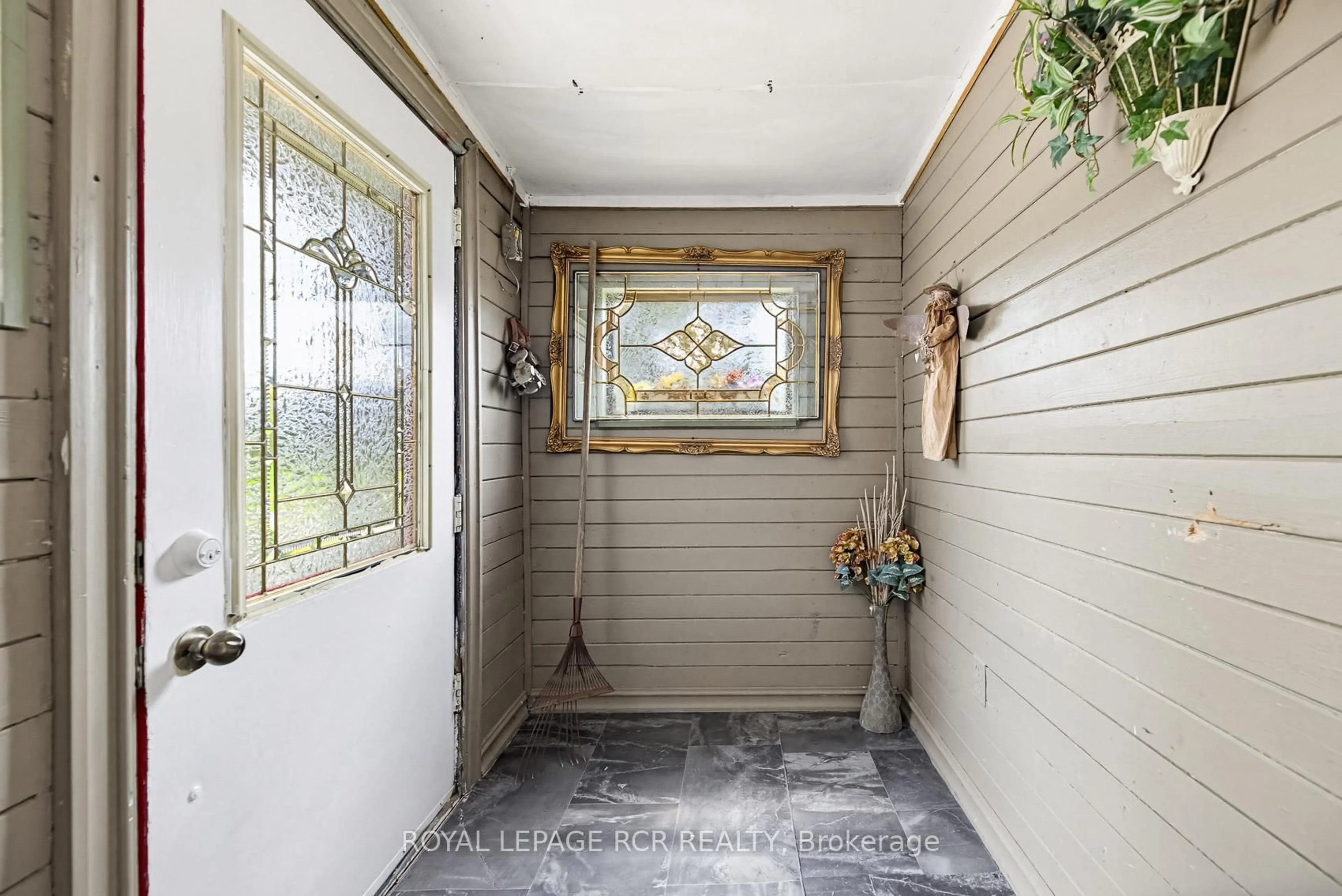 Indoor entryway for 13 Old Pavilion Rd, Caledon Ontario L7C 3J8