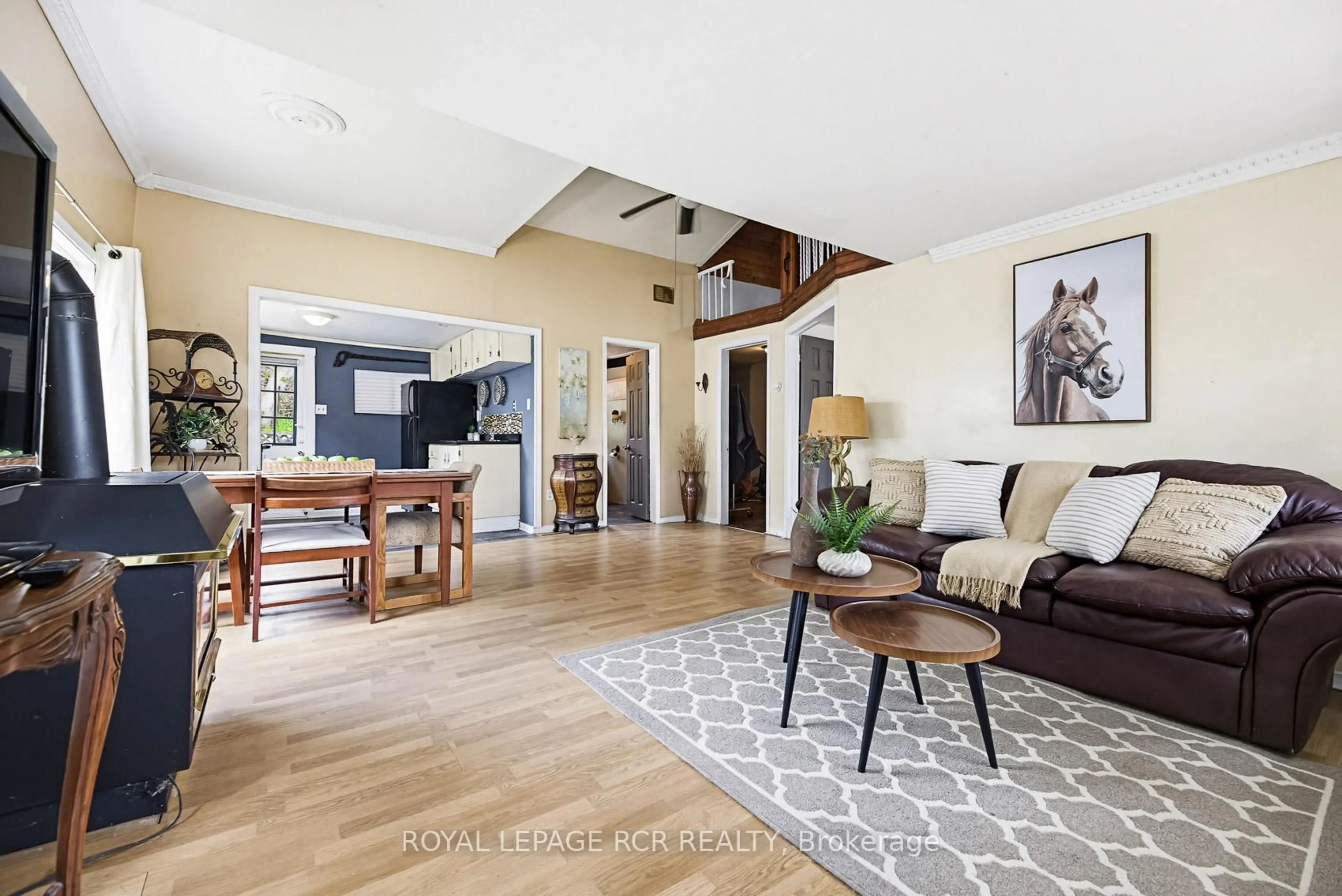 Living room with furniture, unknown for 13 Old Pavilion Rd, Caledon Ontario L7C 3J8