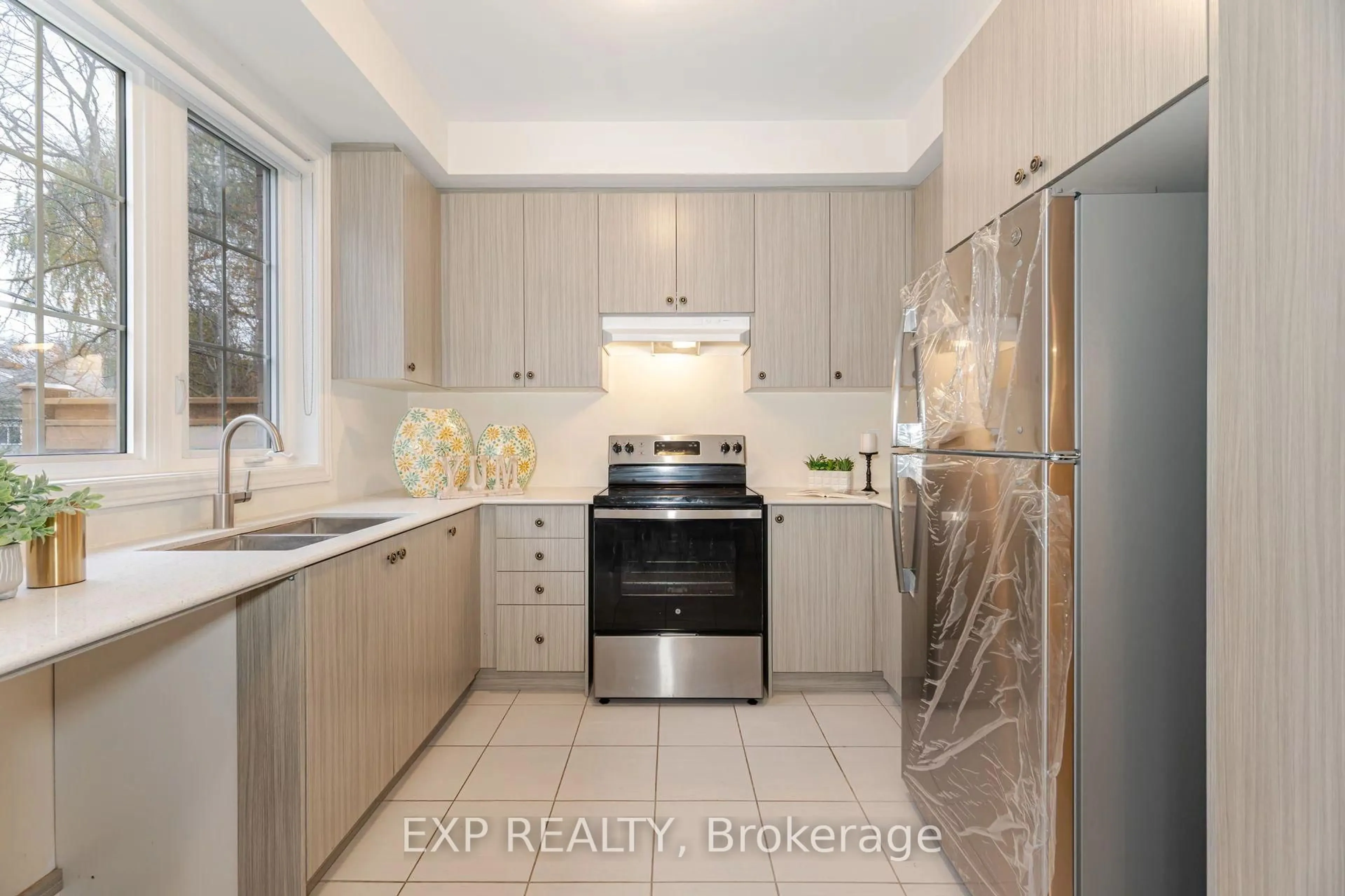 Standard kitchen, ceramic/tile floor for 68 First St #24, Orangeville Ontario L9W 2E4