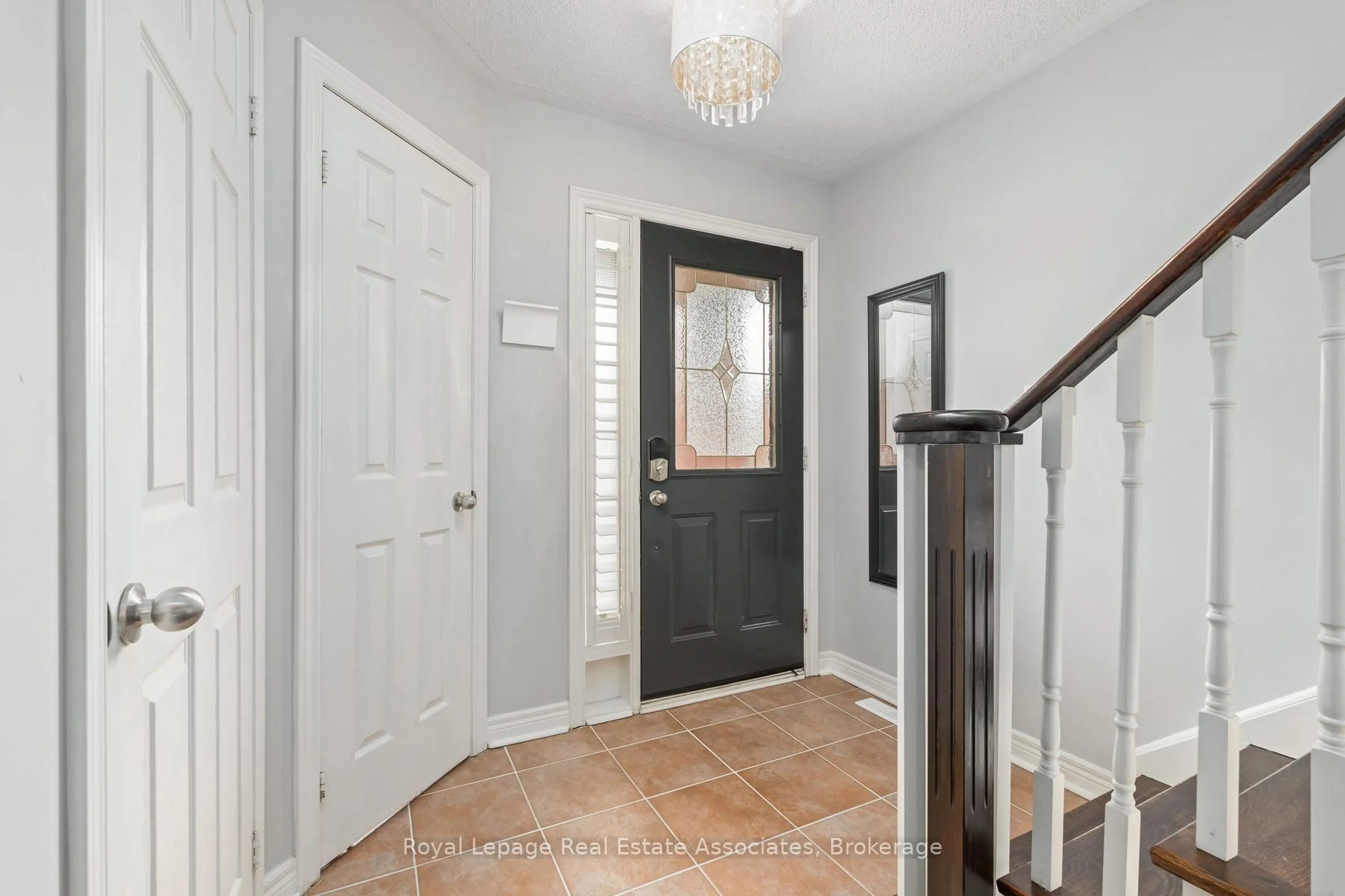 Indoor entryway for 28 Gilmer Crt, Halton Hills Ontario L7G 5X5
