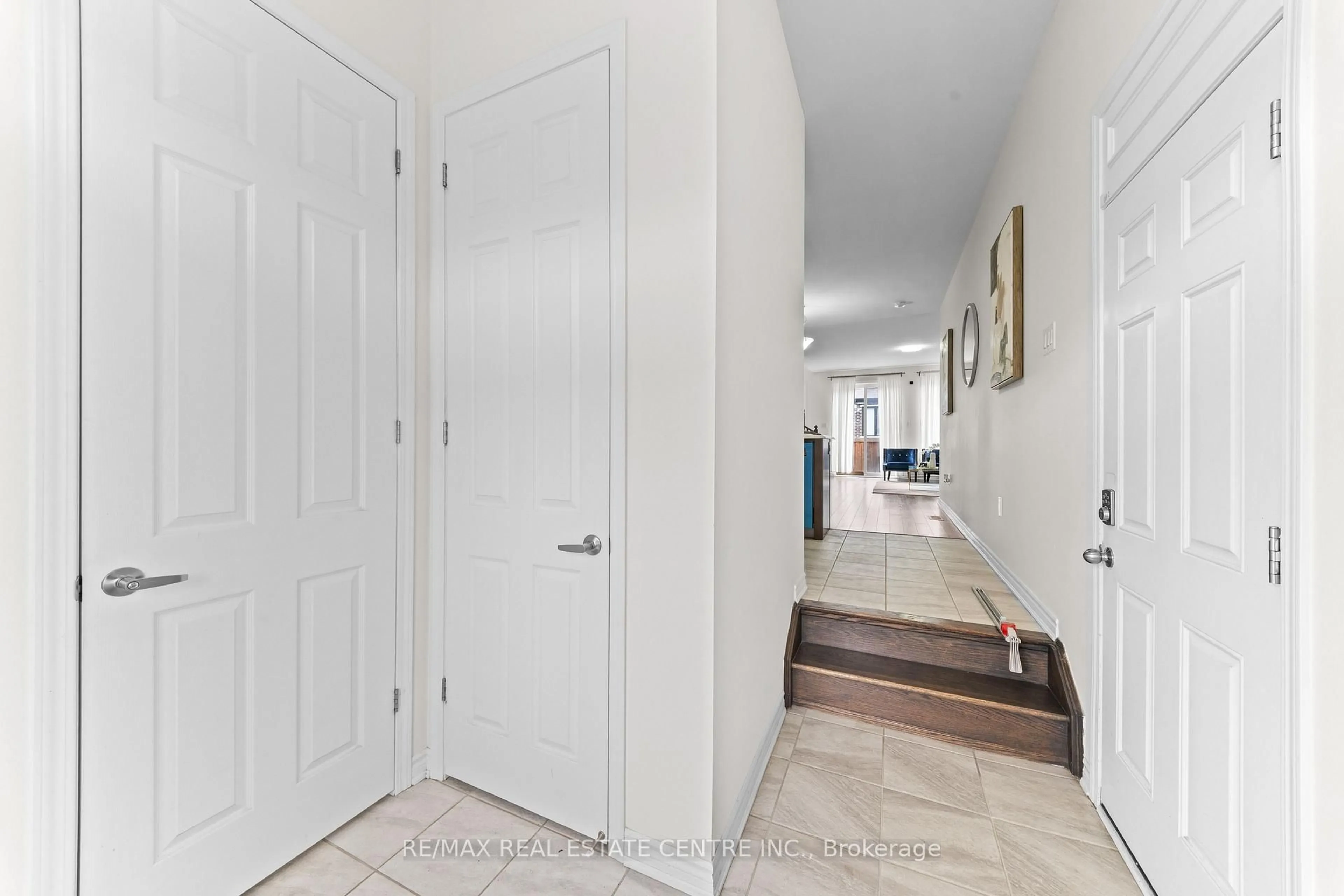 Indoor entryway for 23 Circus Cres, Brampton Ontario L7A 0H1