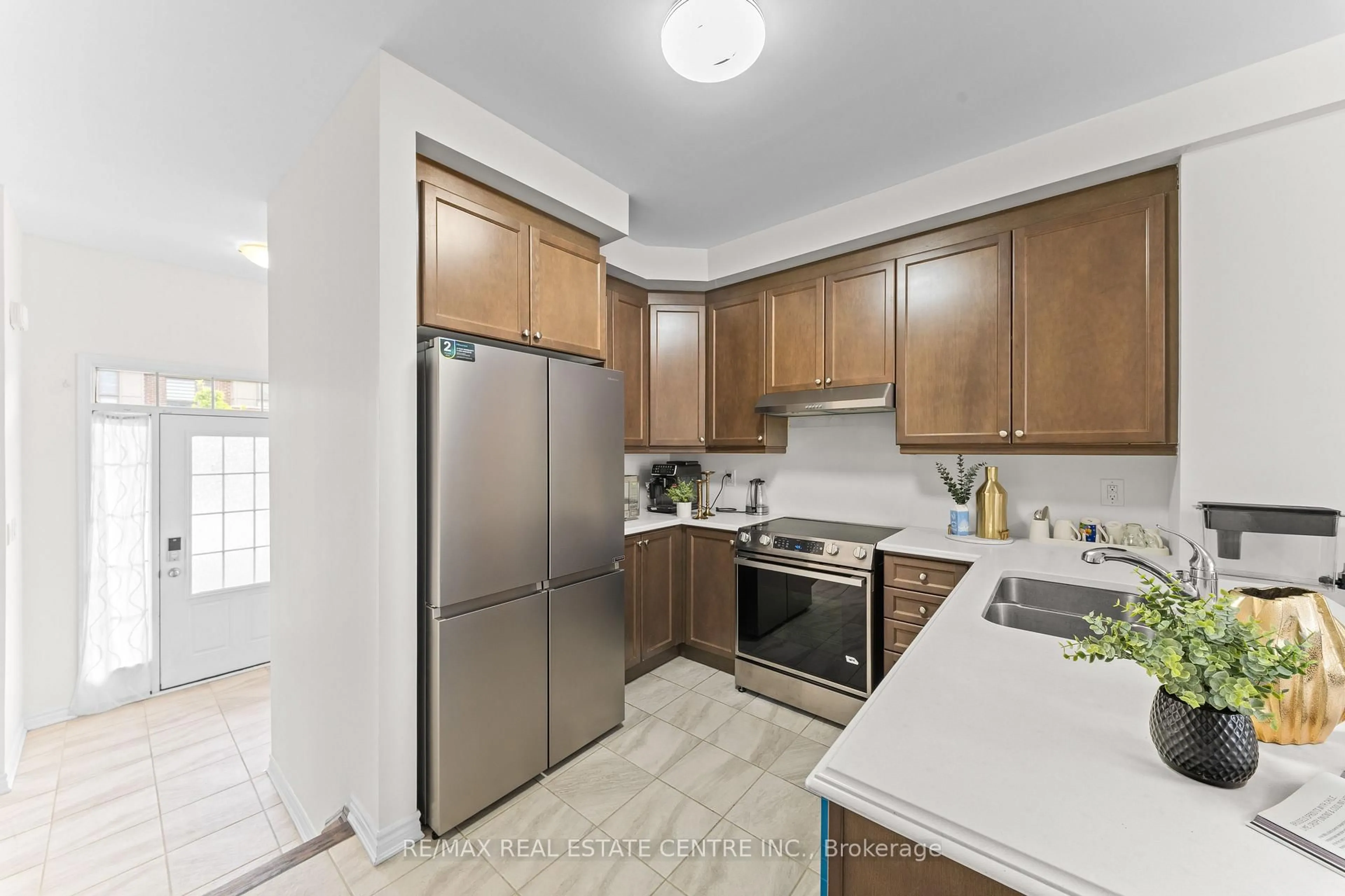 Standard kitchen, unknown for 23 Circus Cres, Brampton Ontario L7A 0H1