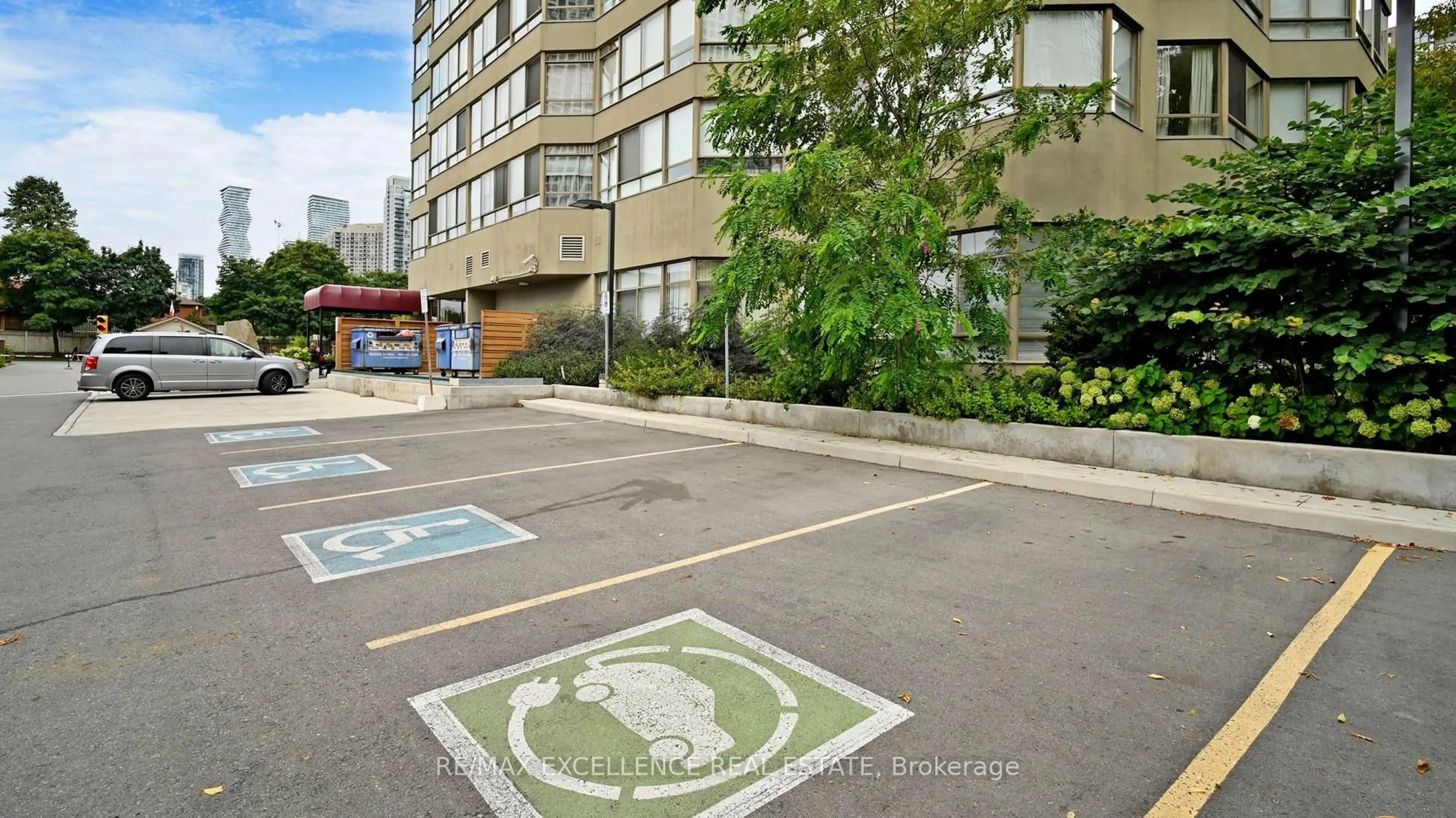 Patio, street for 3605 Kariya Dr #1504, Mississauga Ontario L5B 3J4