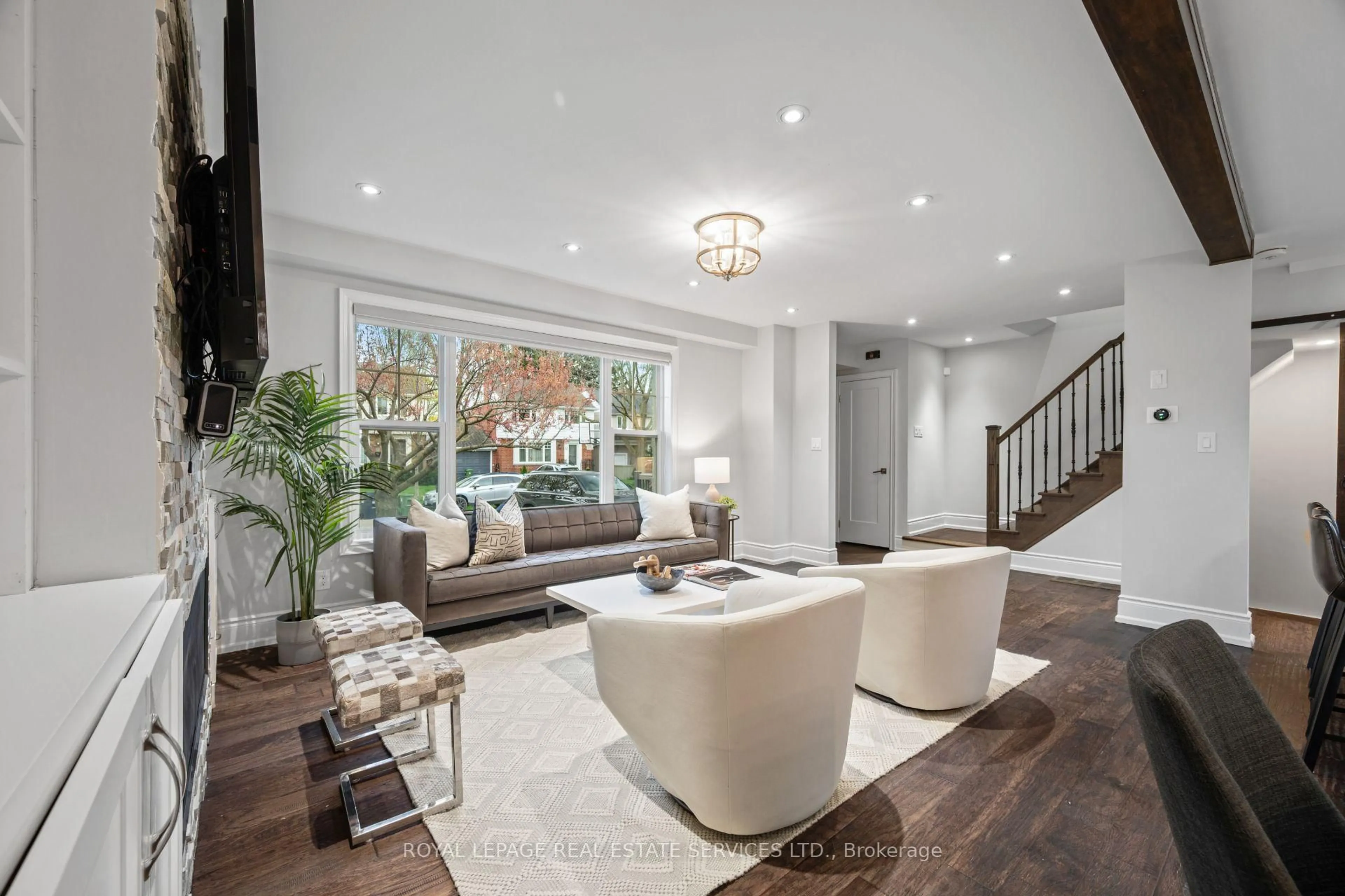 Indoor foyer for 10 Glenellen Dr, Toronto Ontario M8Y 2H3