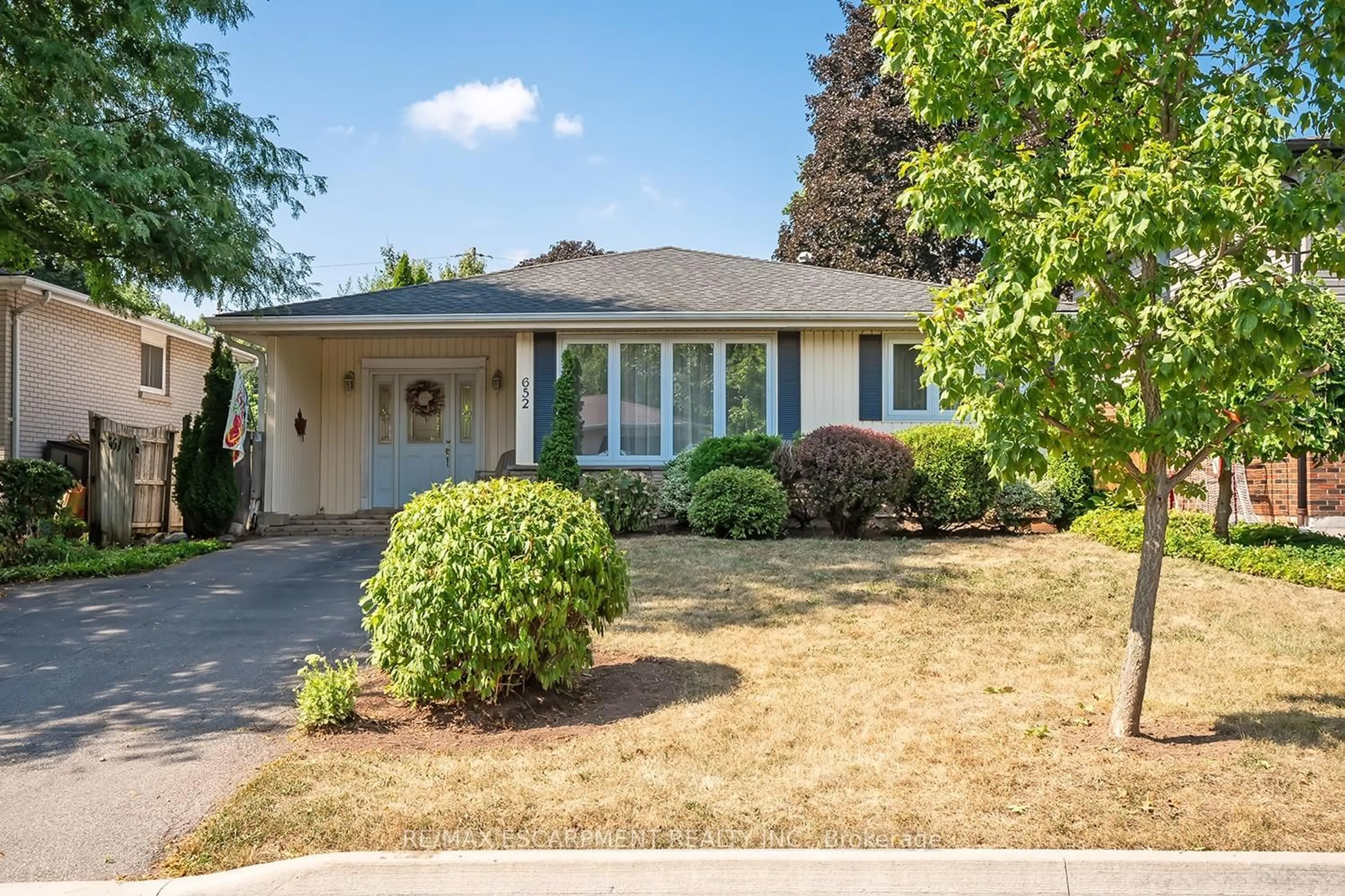 Home with vinyl exterior material, street for 652 Ardleigh Cres, Burlington Ontario L7L 4K8