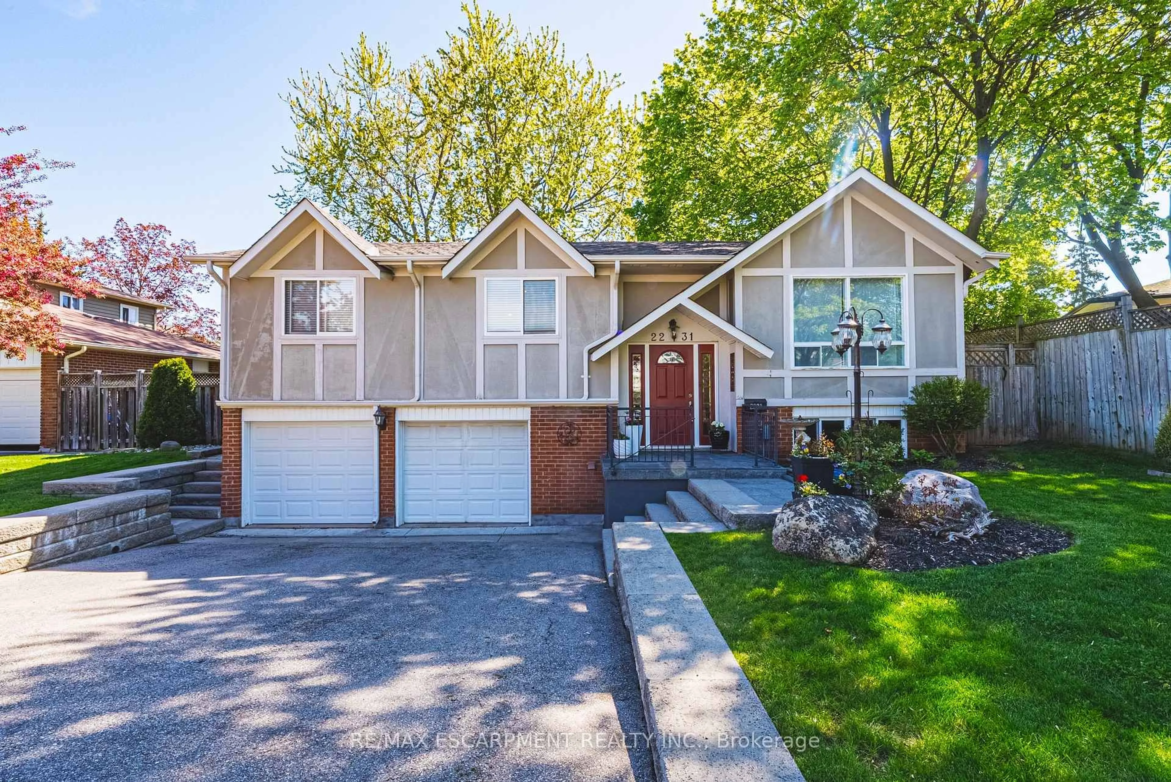 Home with vinyl exterior material, street for 2231 Sandringham Dr, Burlington Ontario L7P 3E6