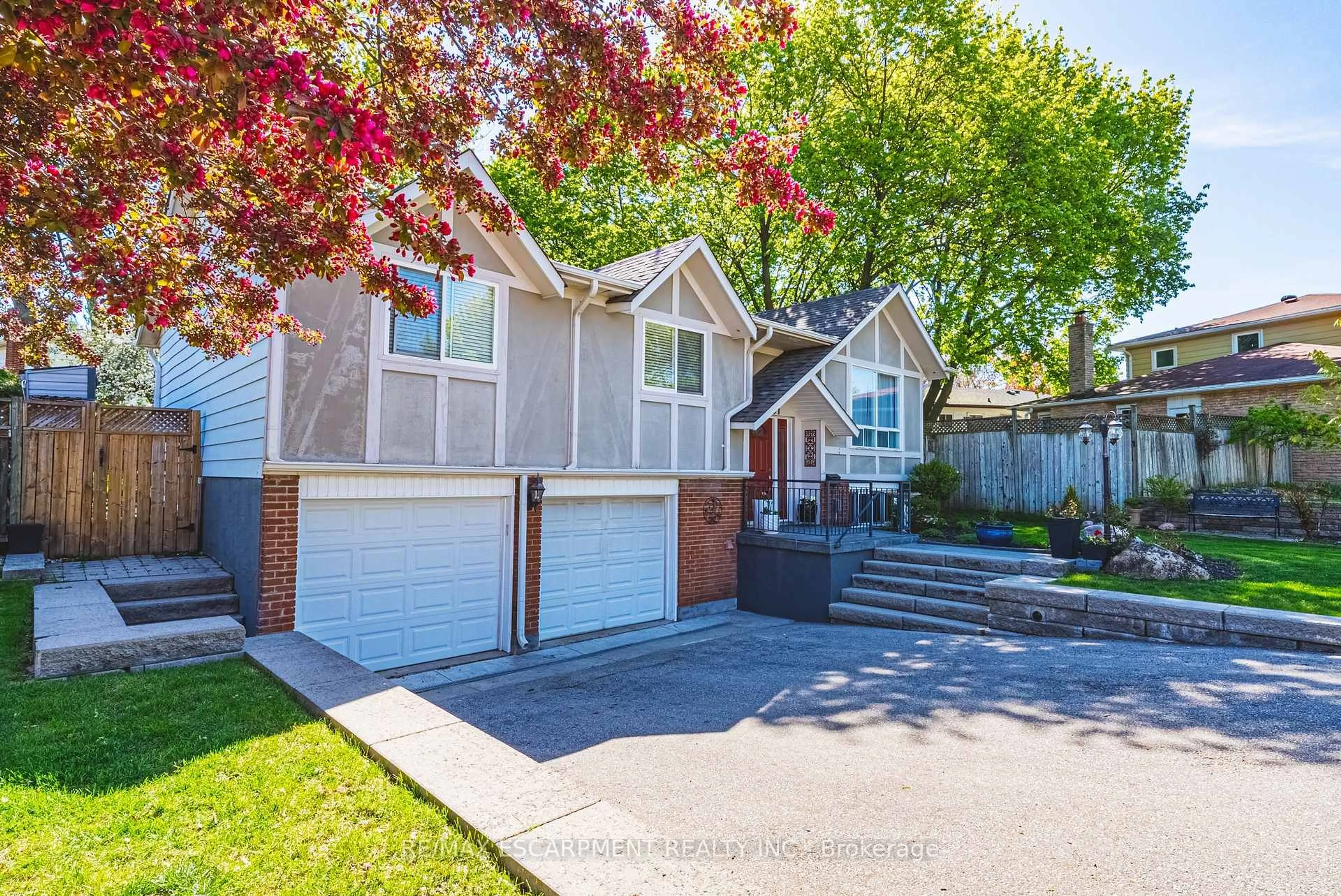 Home with vinyl exterior material, street for 2231 Sandringham Dr, Burlington Ontario L7P 3E6