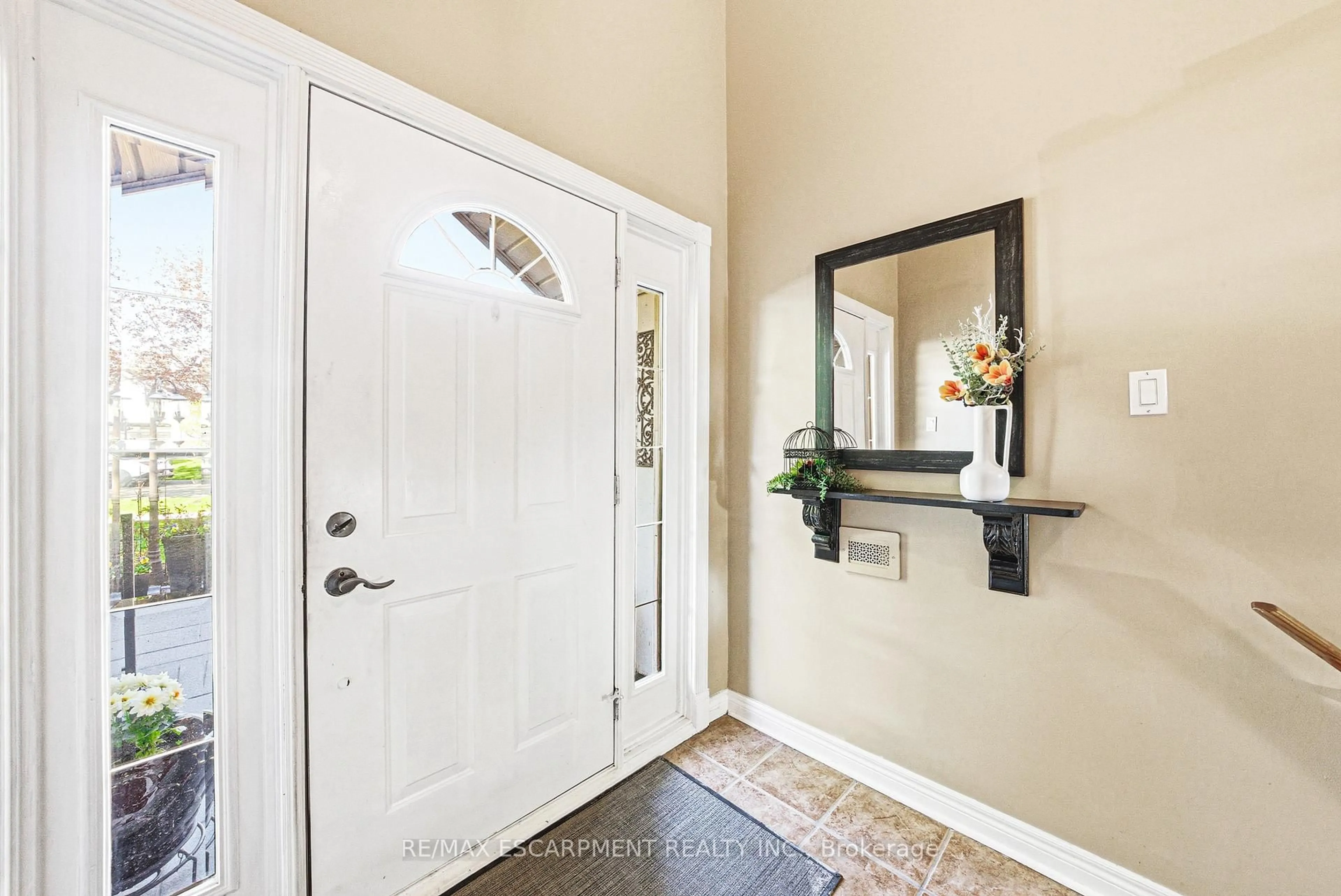 Indoor entryway for 2231 Sandringham Dr, Burlington Ontario L7P 3E6