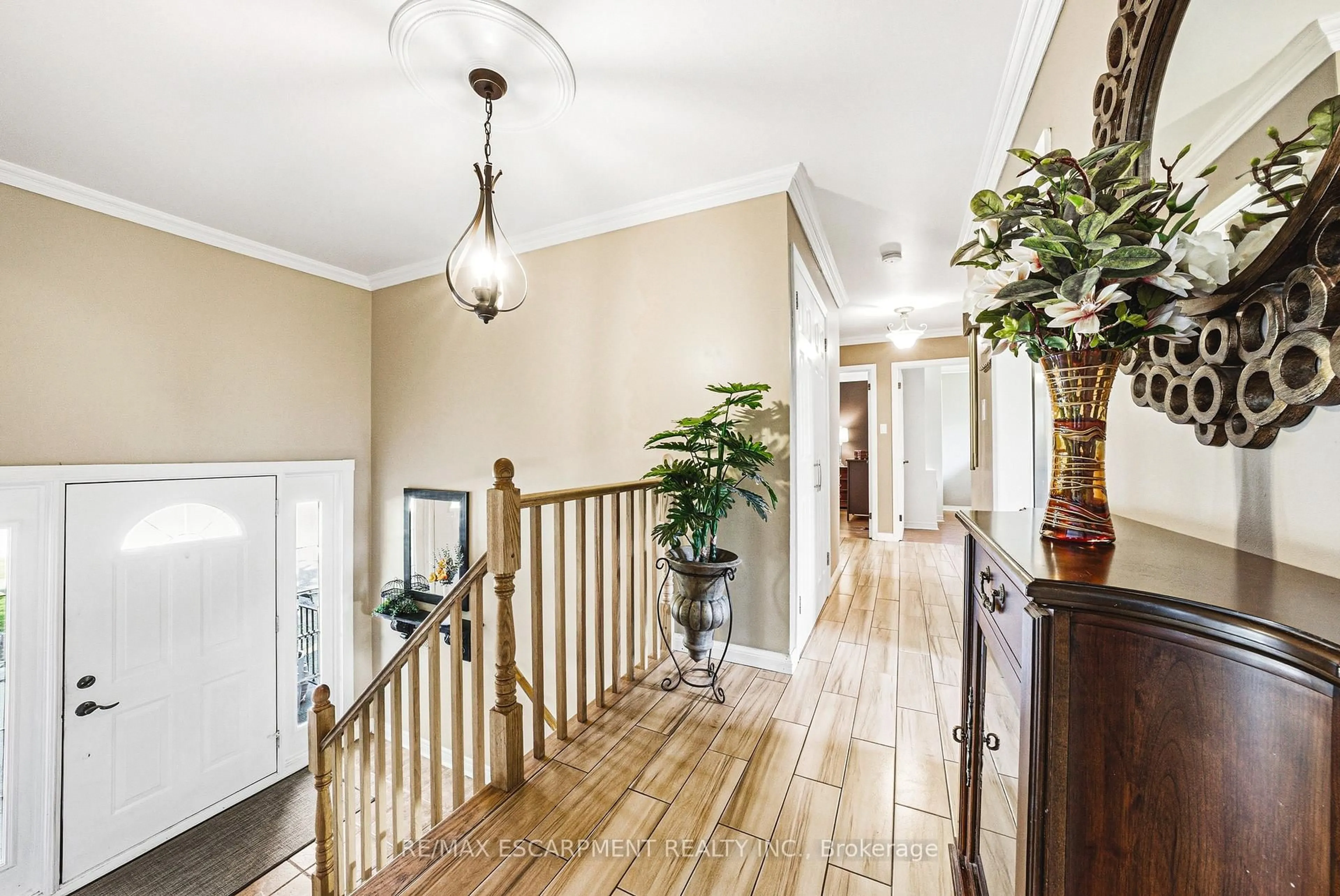 Indoor foyer for 2231 Sandringham Dr, Burlington Ontario L7P 3E6