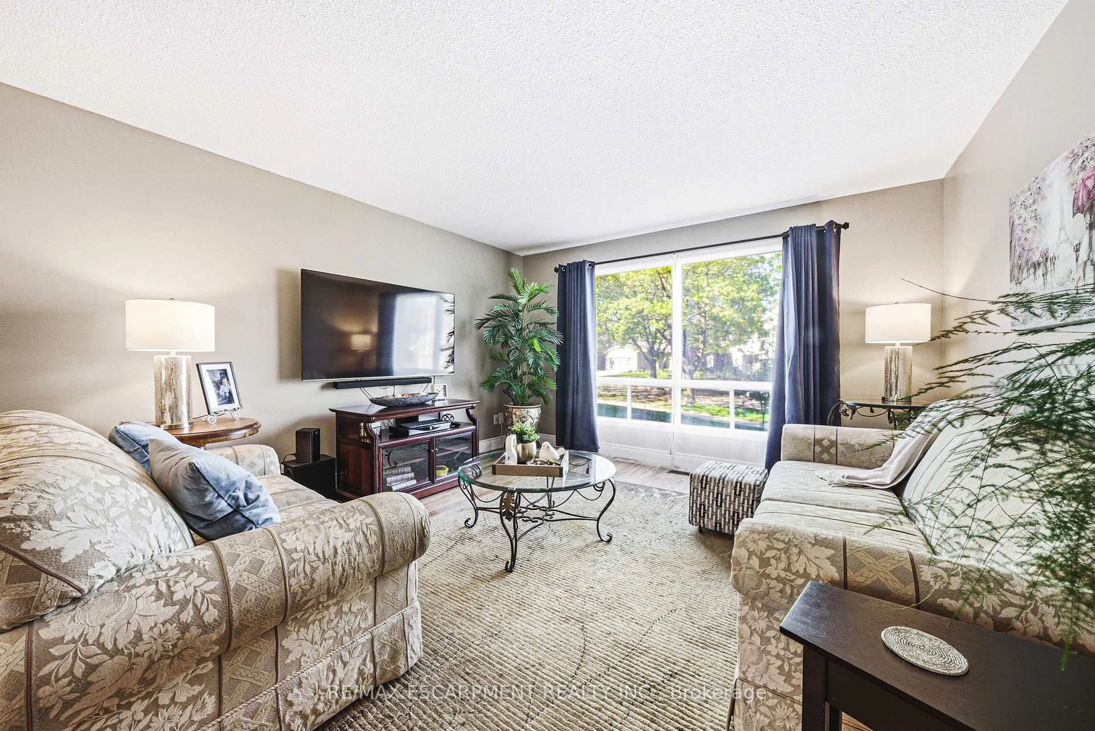 Living room with furniture, carpet floor for 2231 Sandringham Dr, Burlington Ontario L7P 3E6