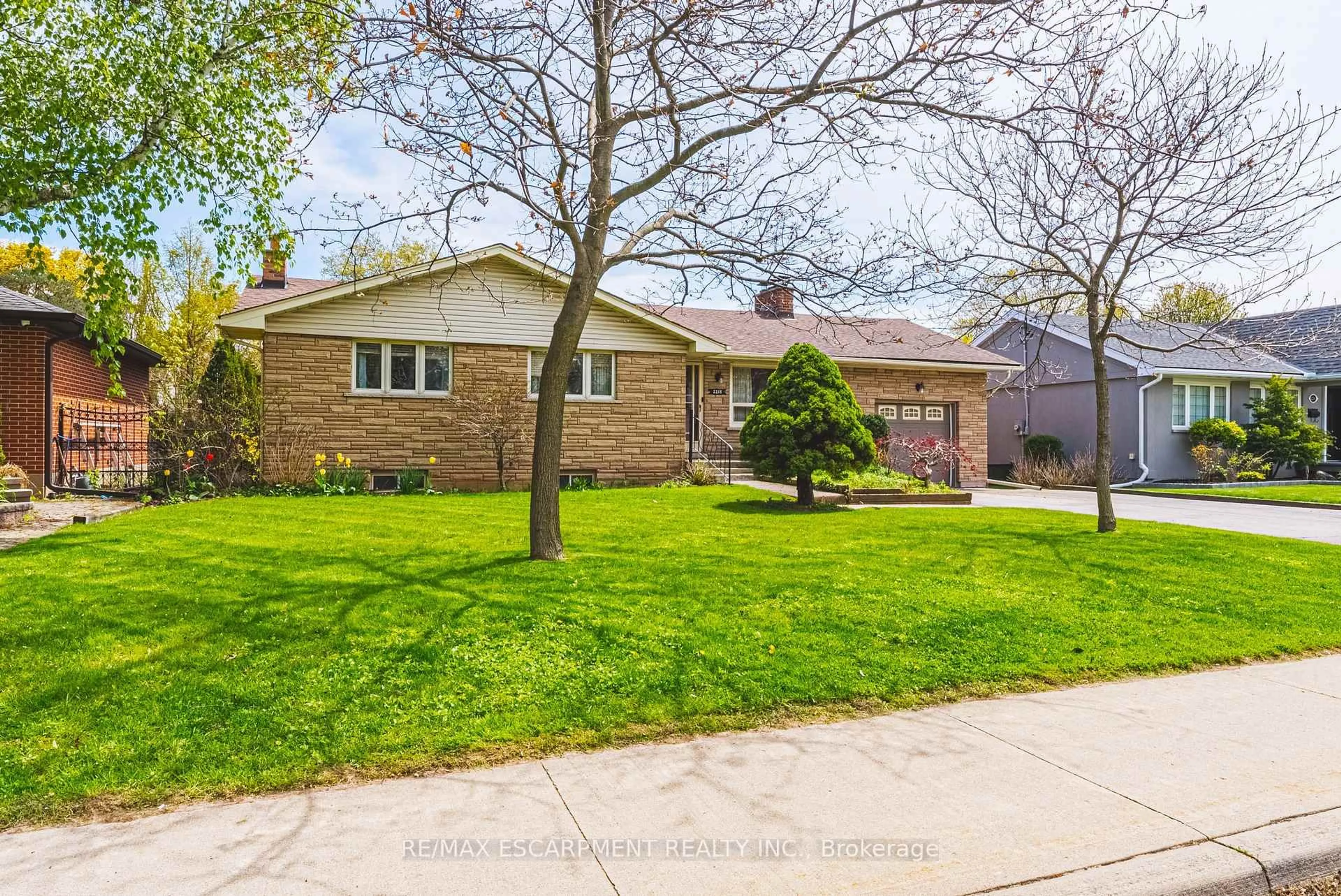 Home with brick exterior material, street for 2218 Ghent Ave, Burlington Ontario L7R 1Y7