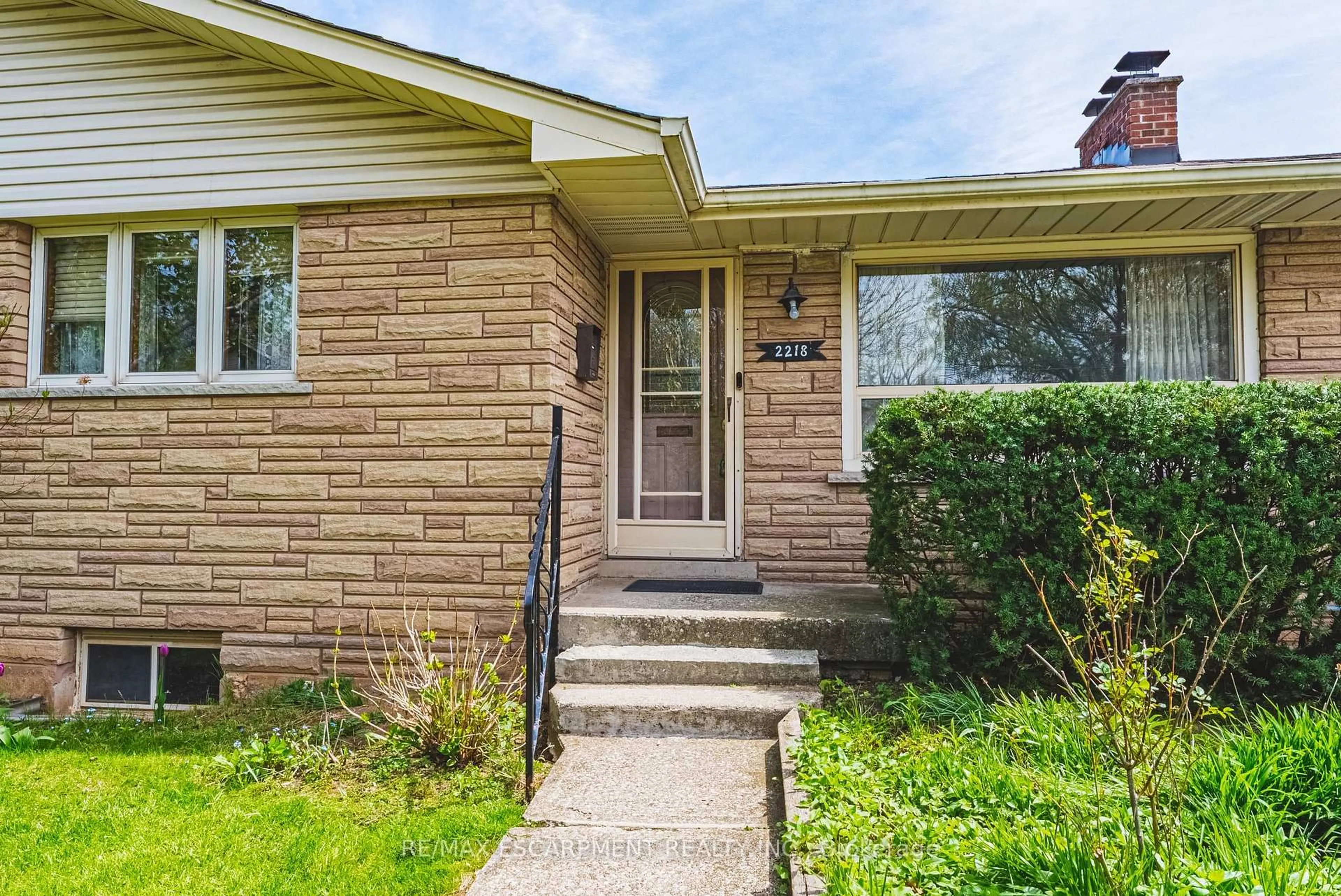 Home with brick exterior material, street for 2218 Ghent Ave, Burlington Ontario L7R 1Y7