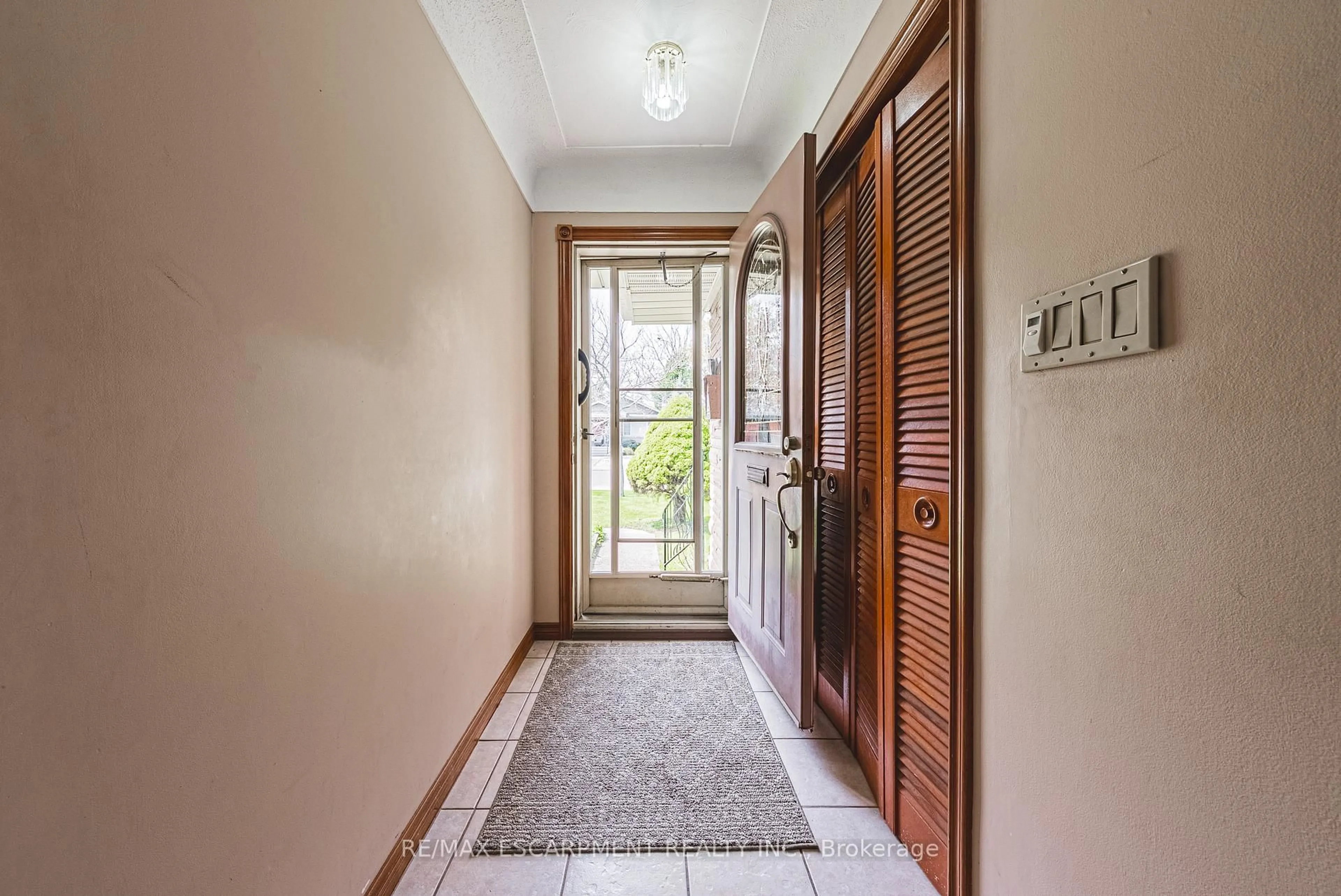 Indoor entryway for 2218 Ghent Ave, Burlington Ontario L7R 1Y7