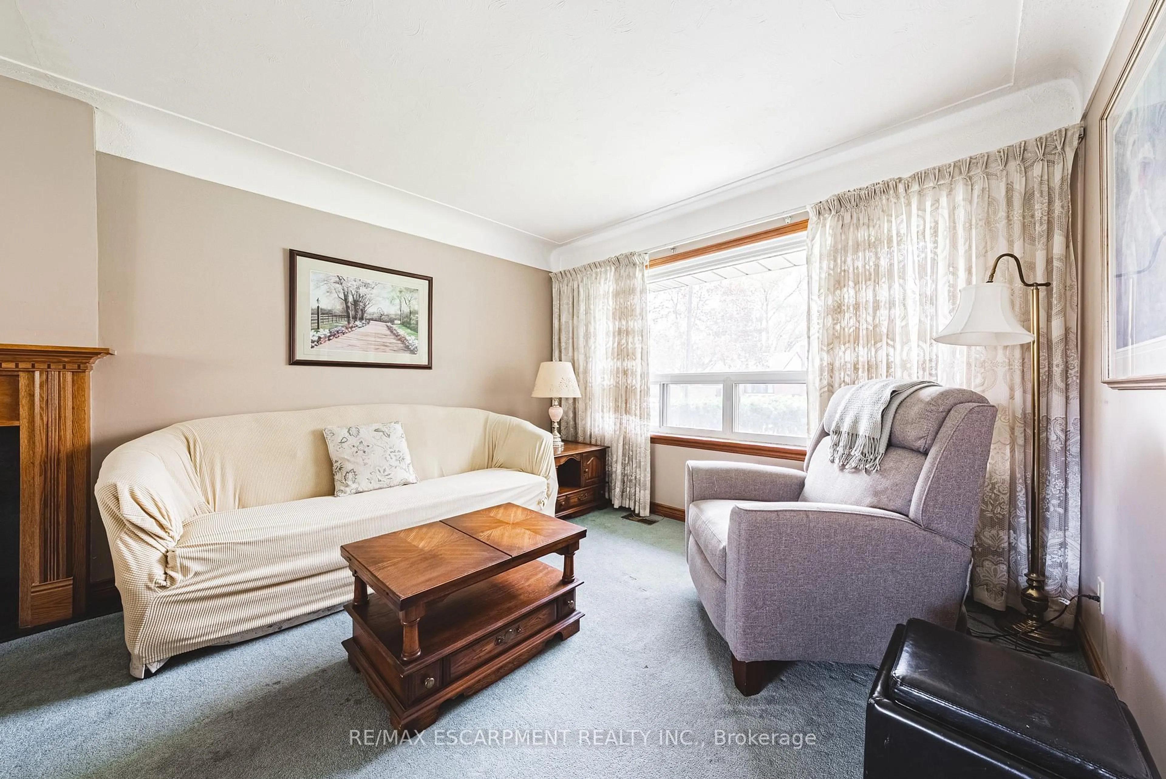 Living room with furniture, unknown for 2218 Ghent Ave, Burlington Ontario L7R 1Y7