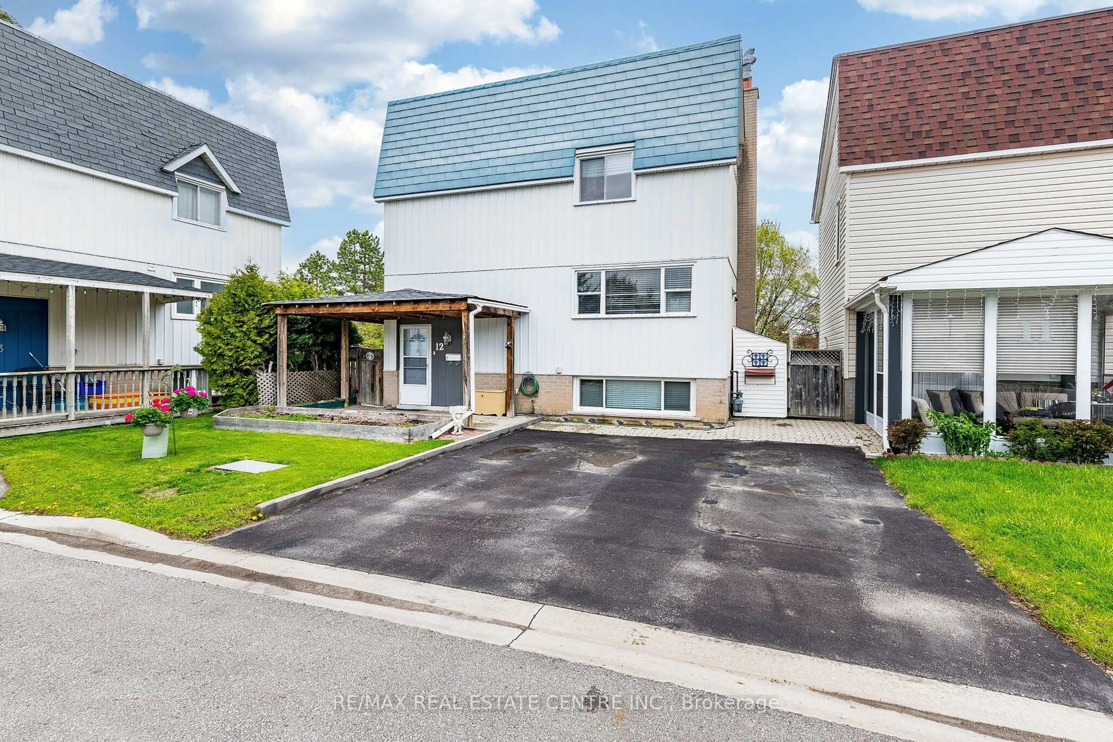 Unknown for 12 Homer Sq, Brampton Ontario L6S 1X9