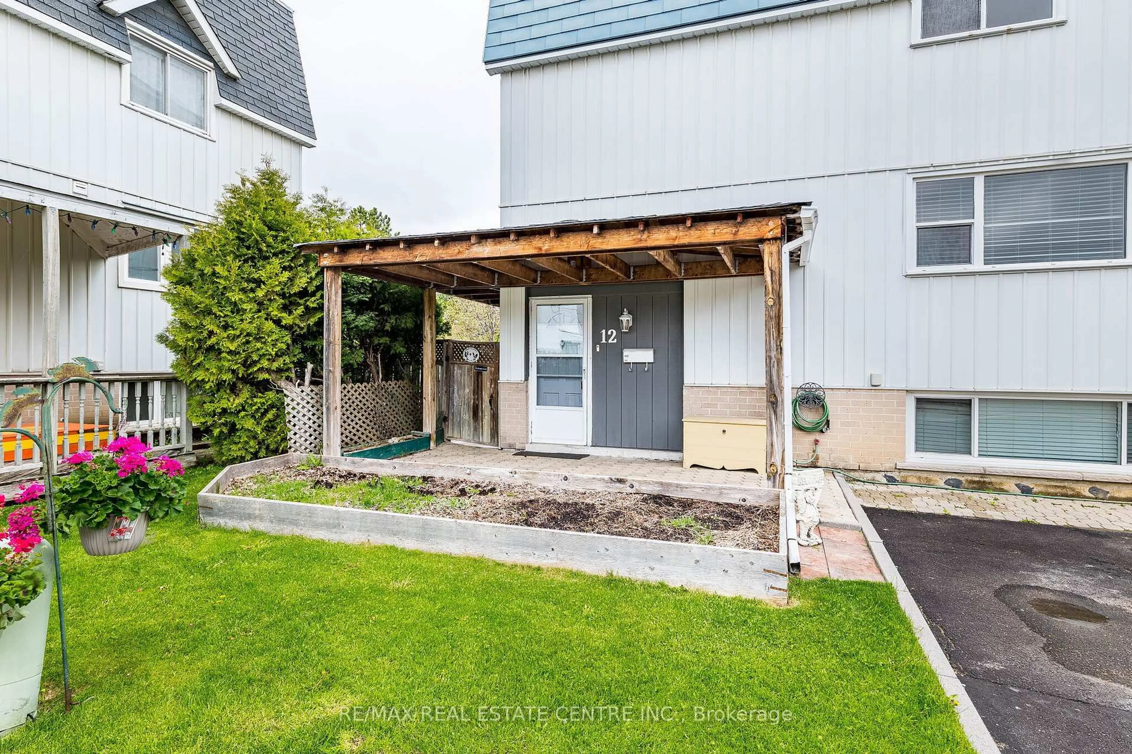 Patio, street for 12 Homer Sq, Brampton Ontario L6S 1X9