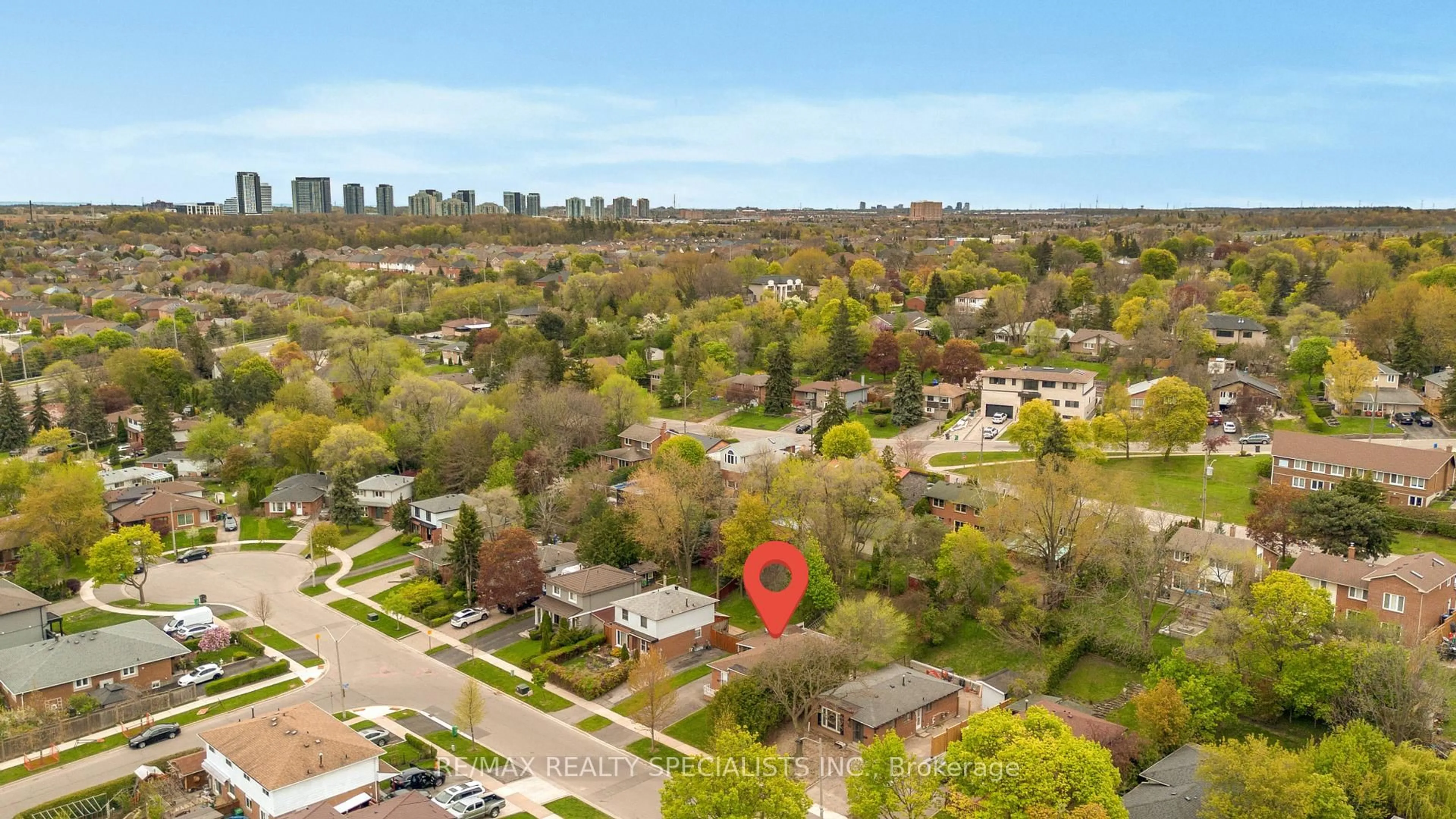 A pic from outside/outdoor area/front of a property/back of a property/a pic from drone, city buildings view from balcony for 118 Bonham Blvd, Mississauga Ontario L5M 1C7