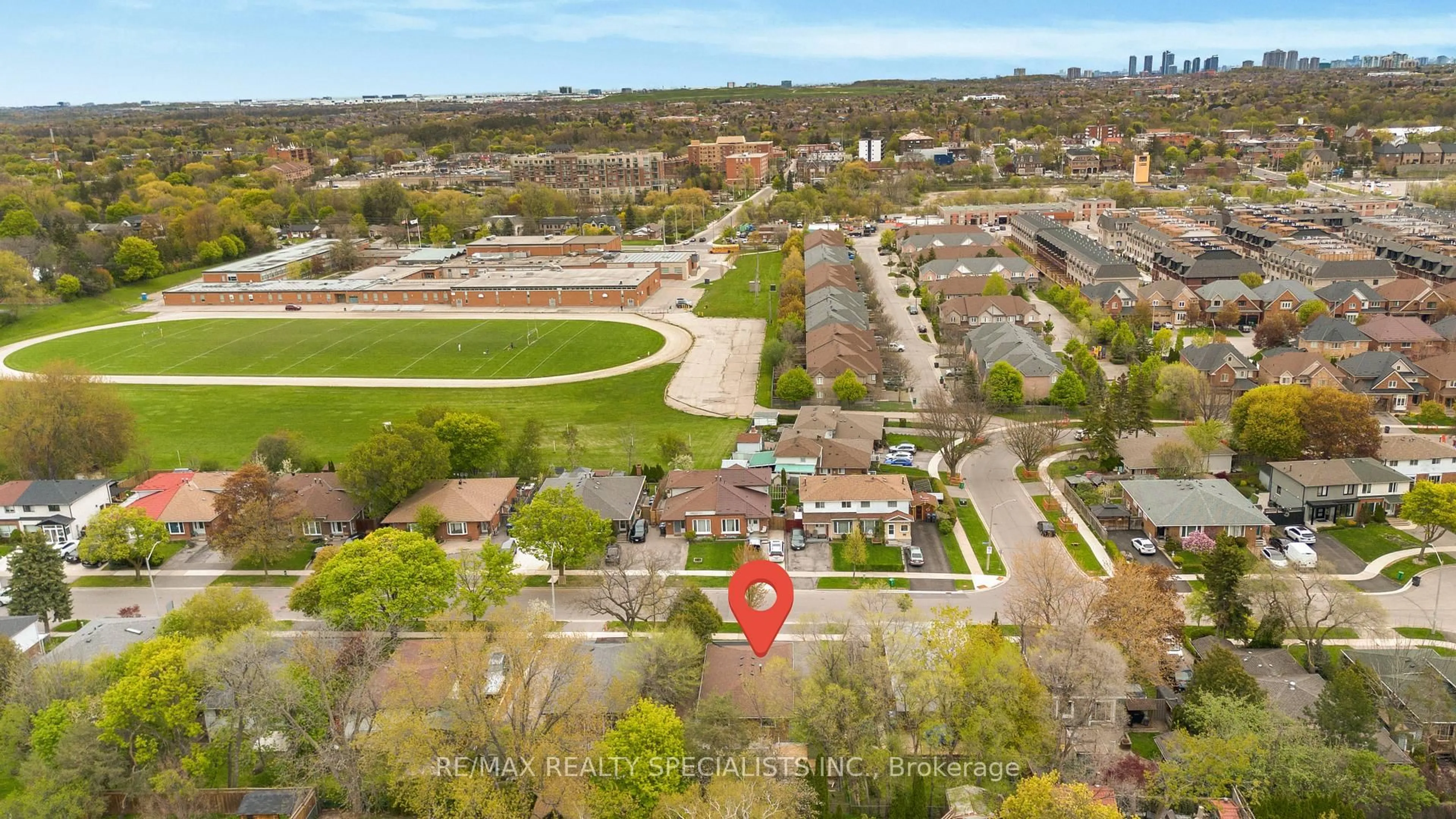 A pic from outside/outdoor area/front of a property/back of a property/a pic from drone, city buildings view from balcony for 118 Bonham Blvd, Mississauga Ontario L5M 1C7