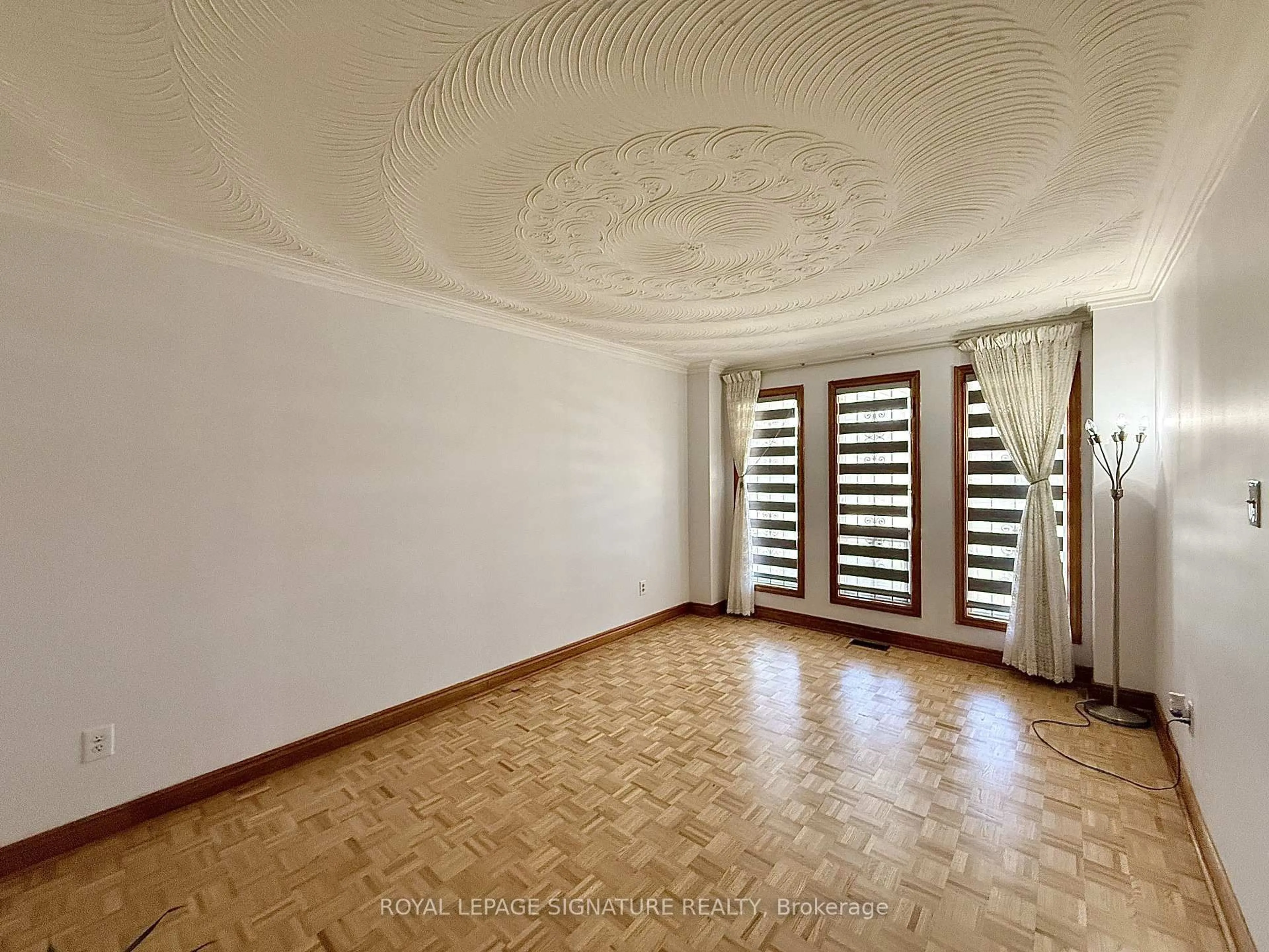 Indoor foyer for 132 Glenn Hawthorne Blvd, Mississauga Ontario L5R 2K7
