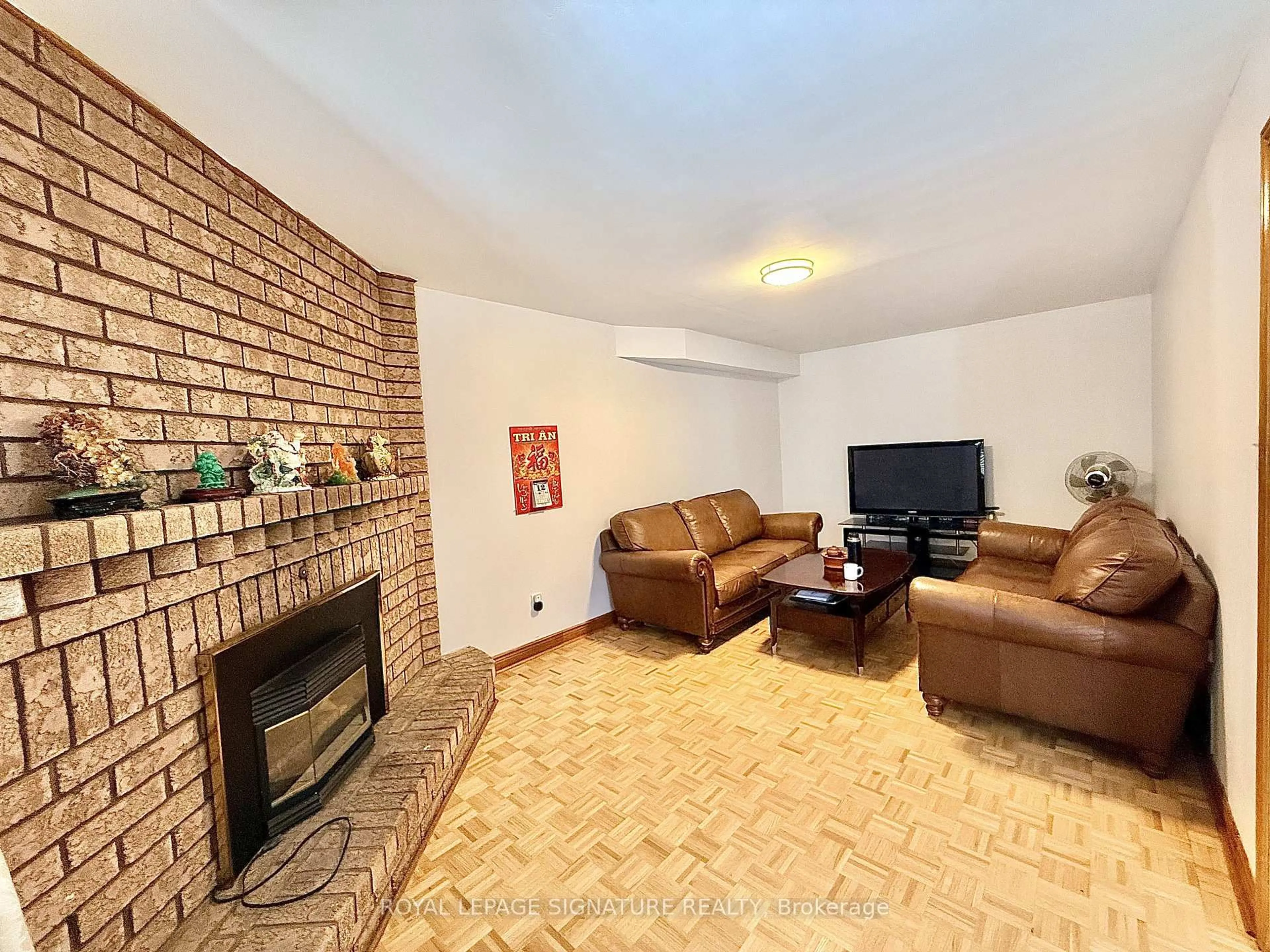 Living room with furniture, unknown for 132 Glenn Hawthorne Blvd, Mississauga Ontario L5R 2K7