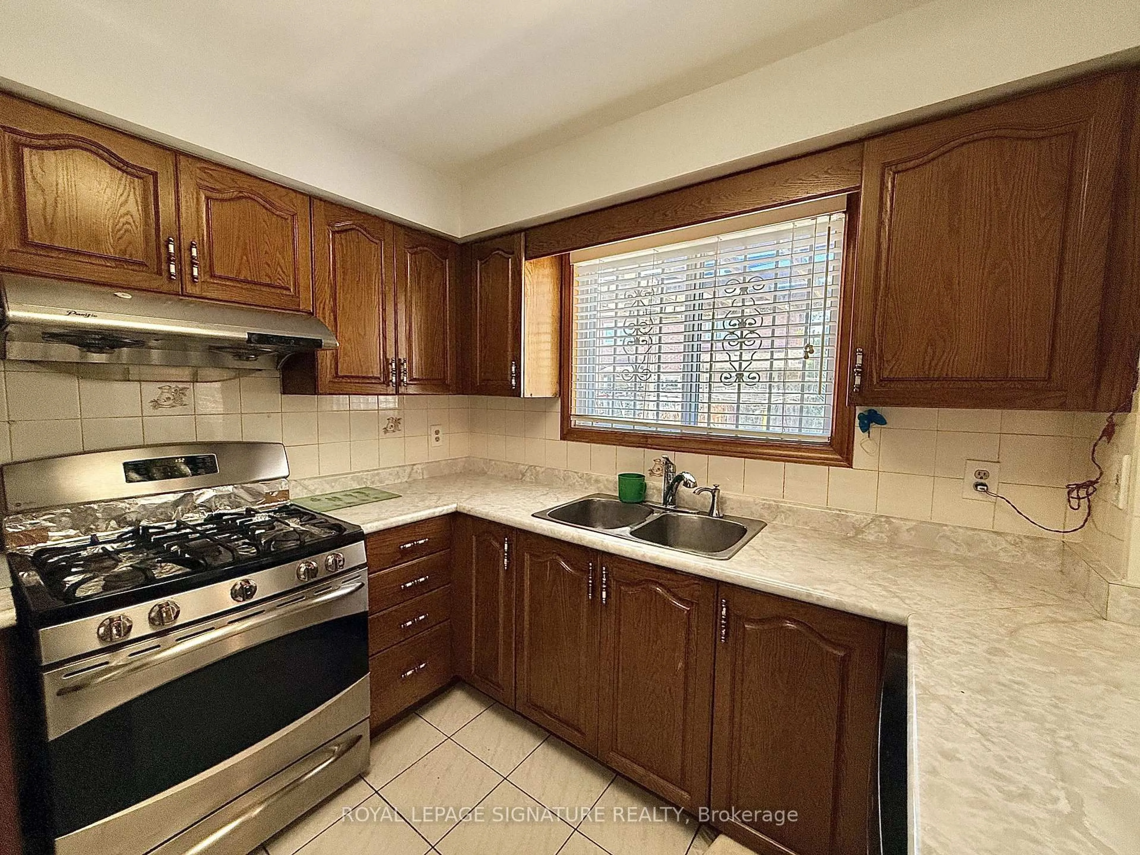 Standard kitchen, ceramic/tile floor for 132 Glenn Hawthorne Blvd, Mississauga Ontario L5R 2K7