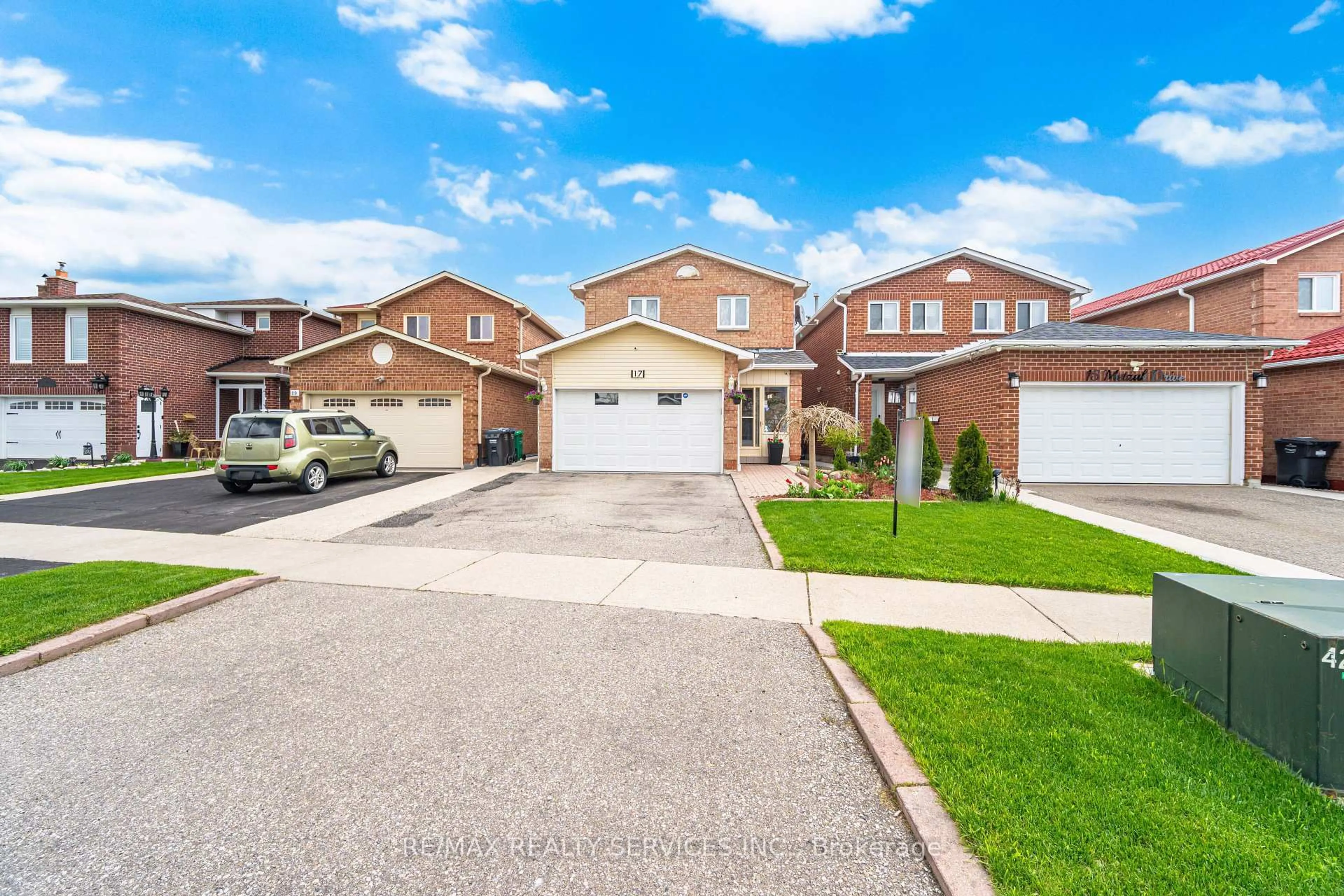 A pic from outside/outdoor area/front of a property/back of a property/a pic from drone, street for 17 Metzak Dr, Brampton Ontario L6Z 4N3