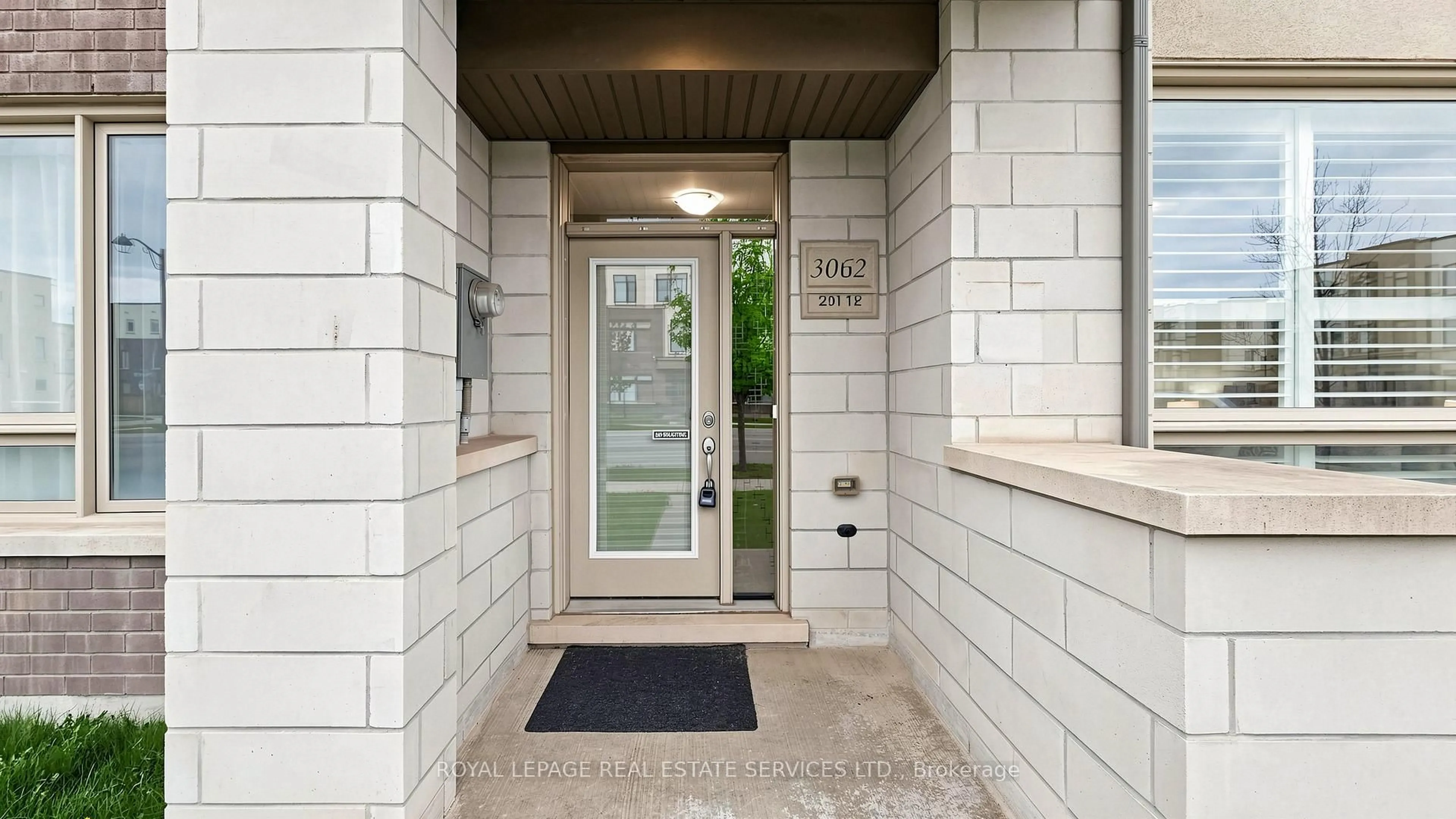 Indoor entryway for 3062 Ernest Appelbe Blvd, Oakville Ontario L6H 0L9