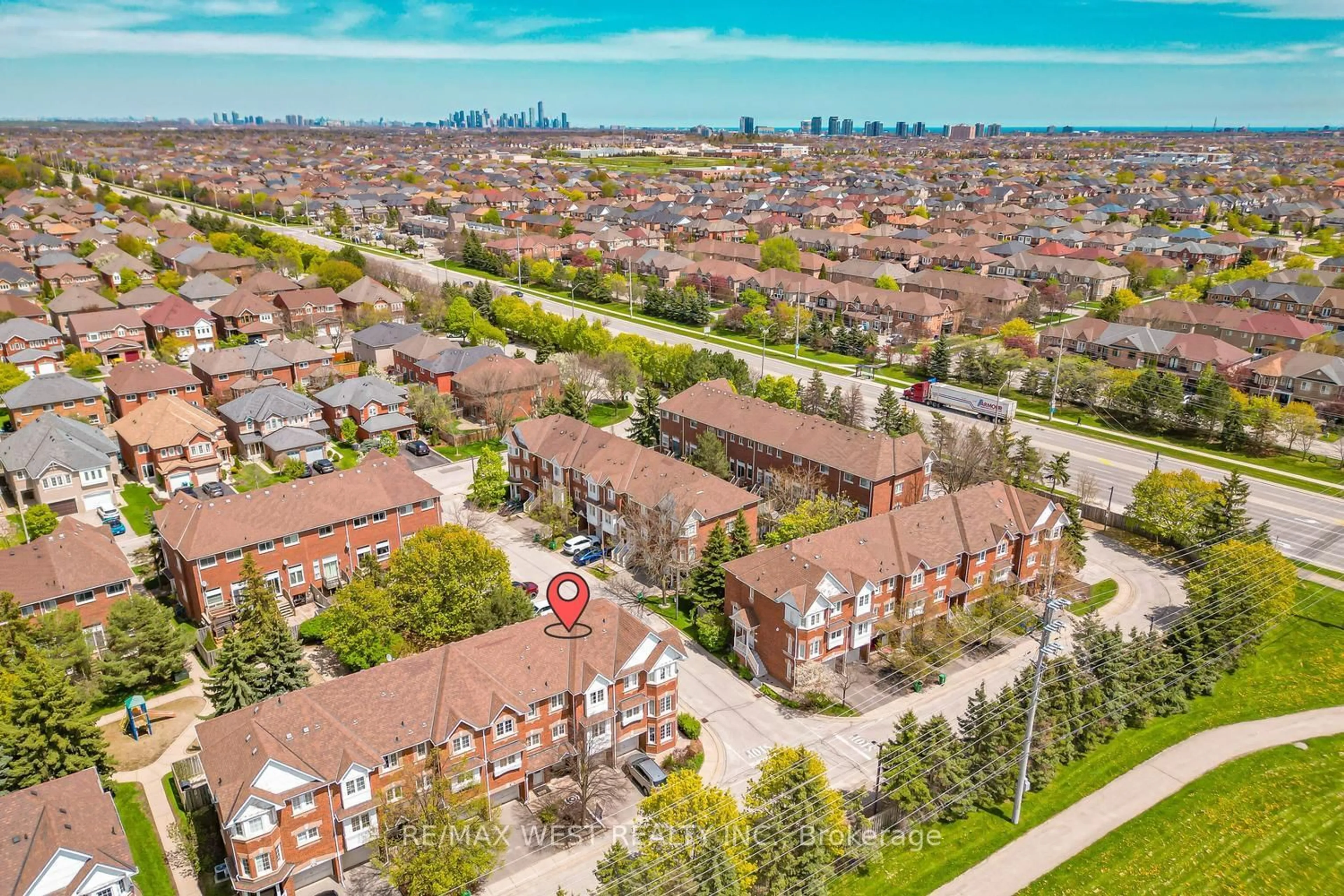 A pic from outside/outdoor area/front of a property/back of a property/a pic from drone, city buildings view from balcony for 6060 Snowy Owl Cres #22, Mississauga Ontario L5N 7K3