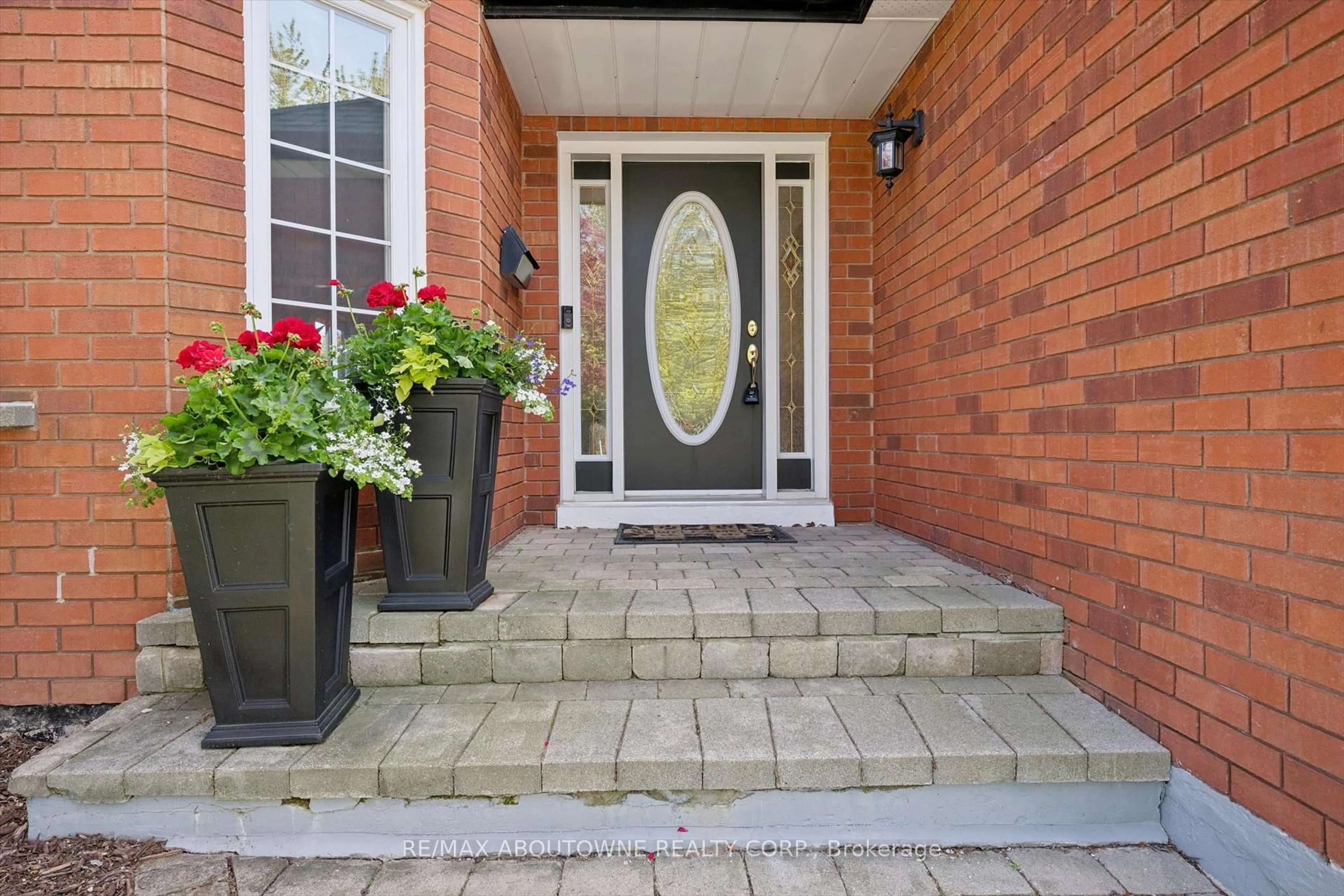 Indoor entryway for 2372 Saugeen Rd, Oakville Ontario L6H 5X9