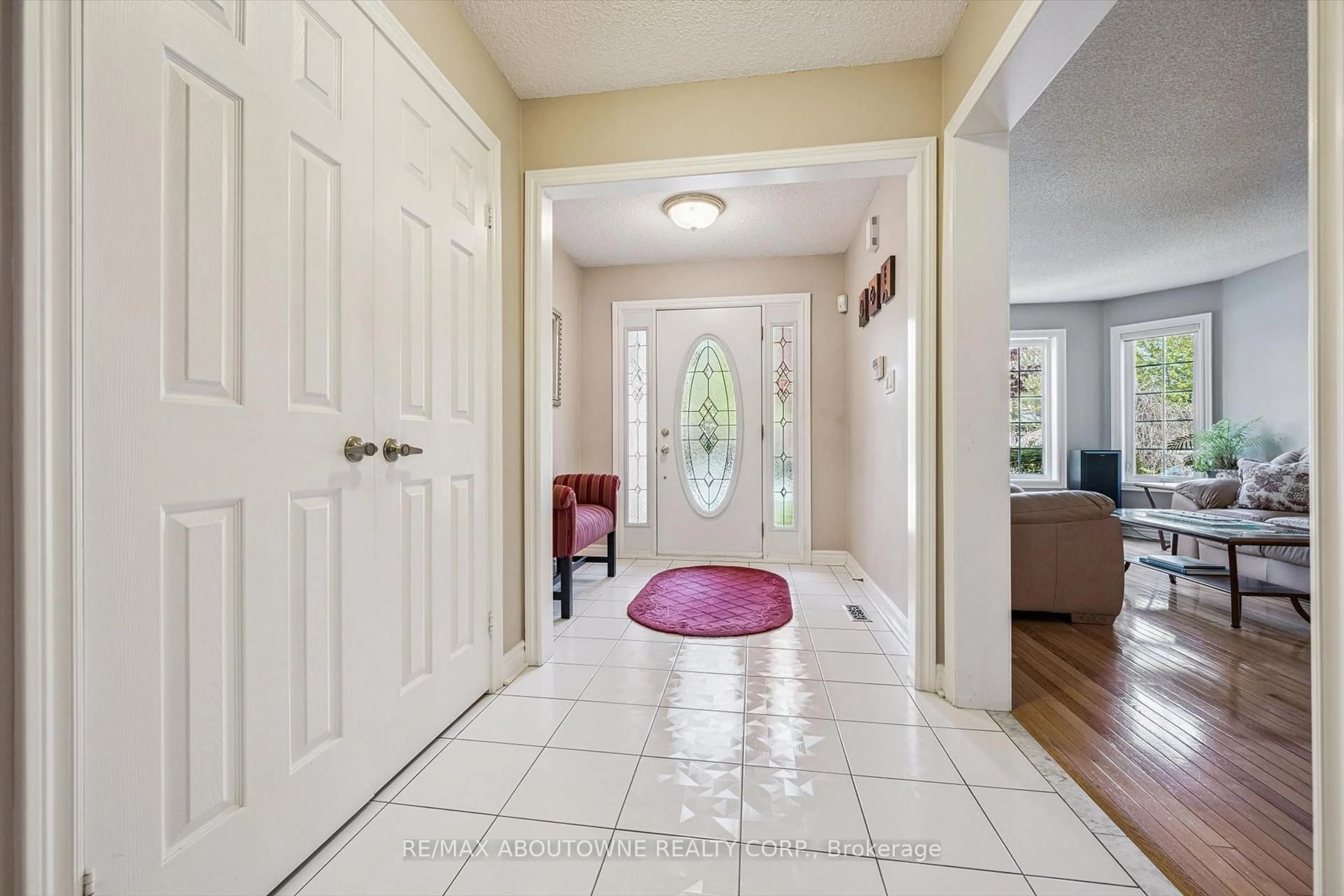 Indoor entryway for 2372 Saugeen Rd, Oakville Ontario L6H 5X9