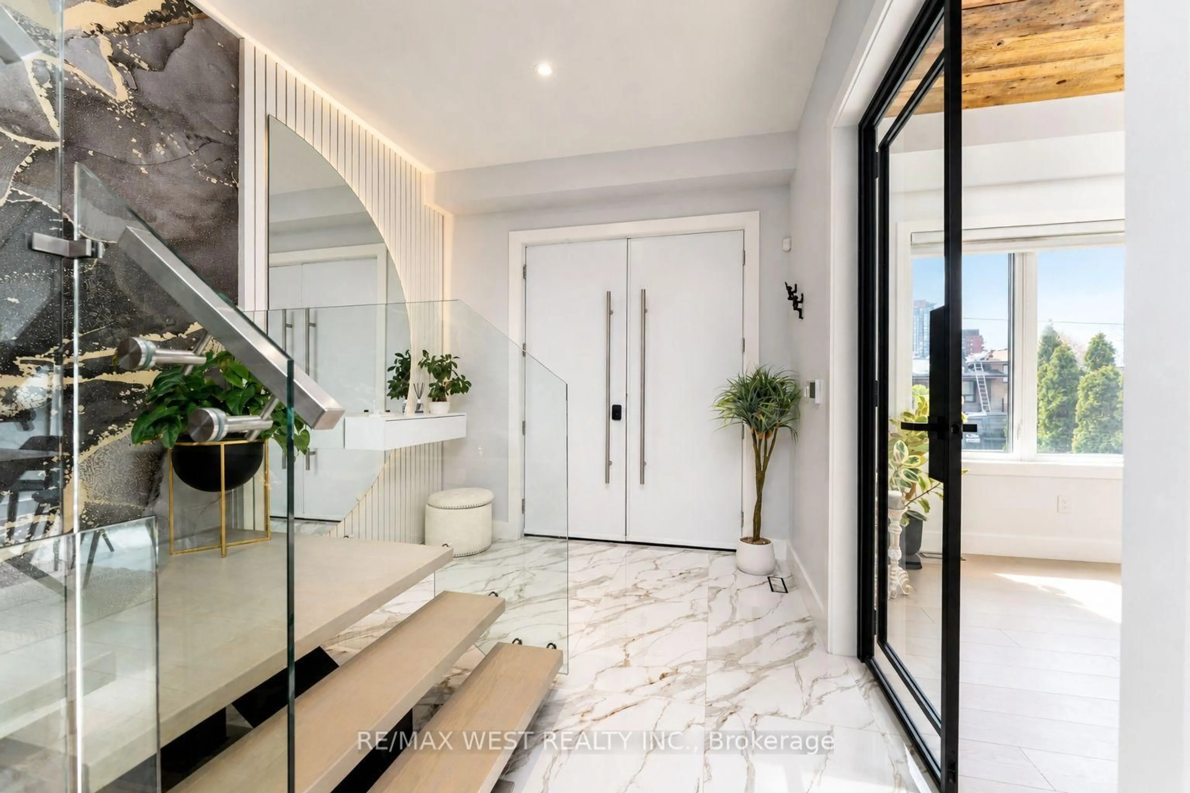 Indoor entryway for 6 Creston Rd, Toronto Ontario M6A 1J1