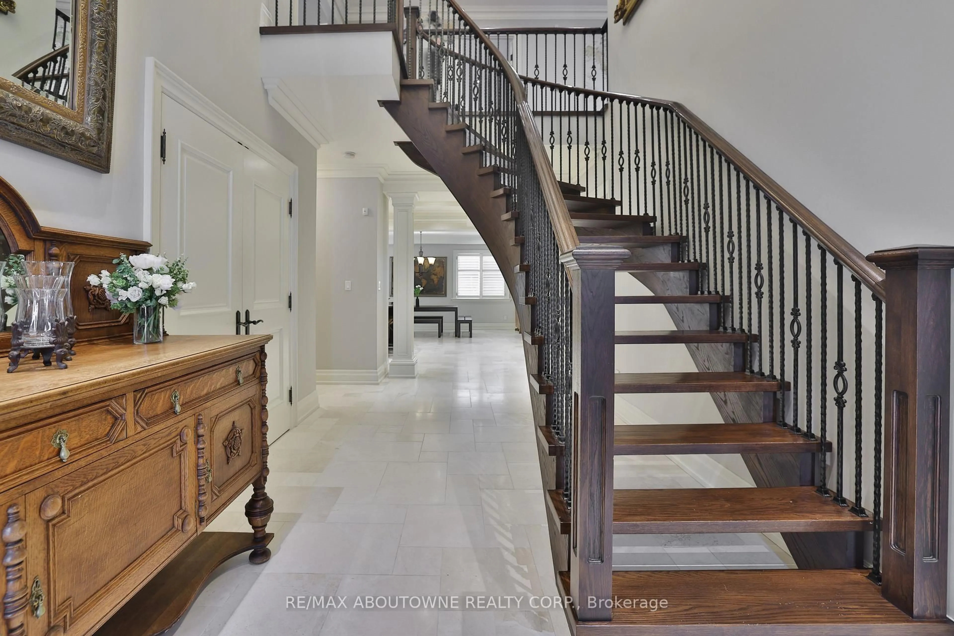 Stairs for 390 Seaton Dr, Oakville Ontario L6L 3Y2