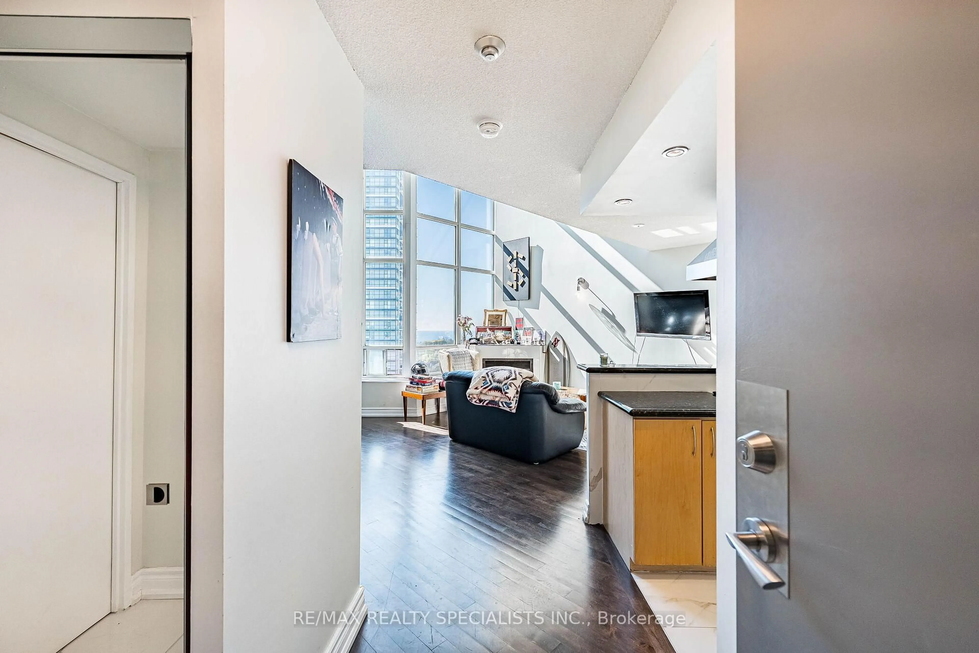 Indoor entryway for 250 Manitoba St #838, Toronto Ontario M8Y 4G8