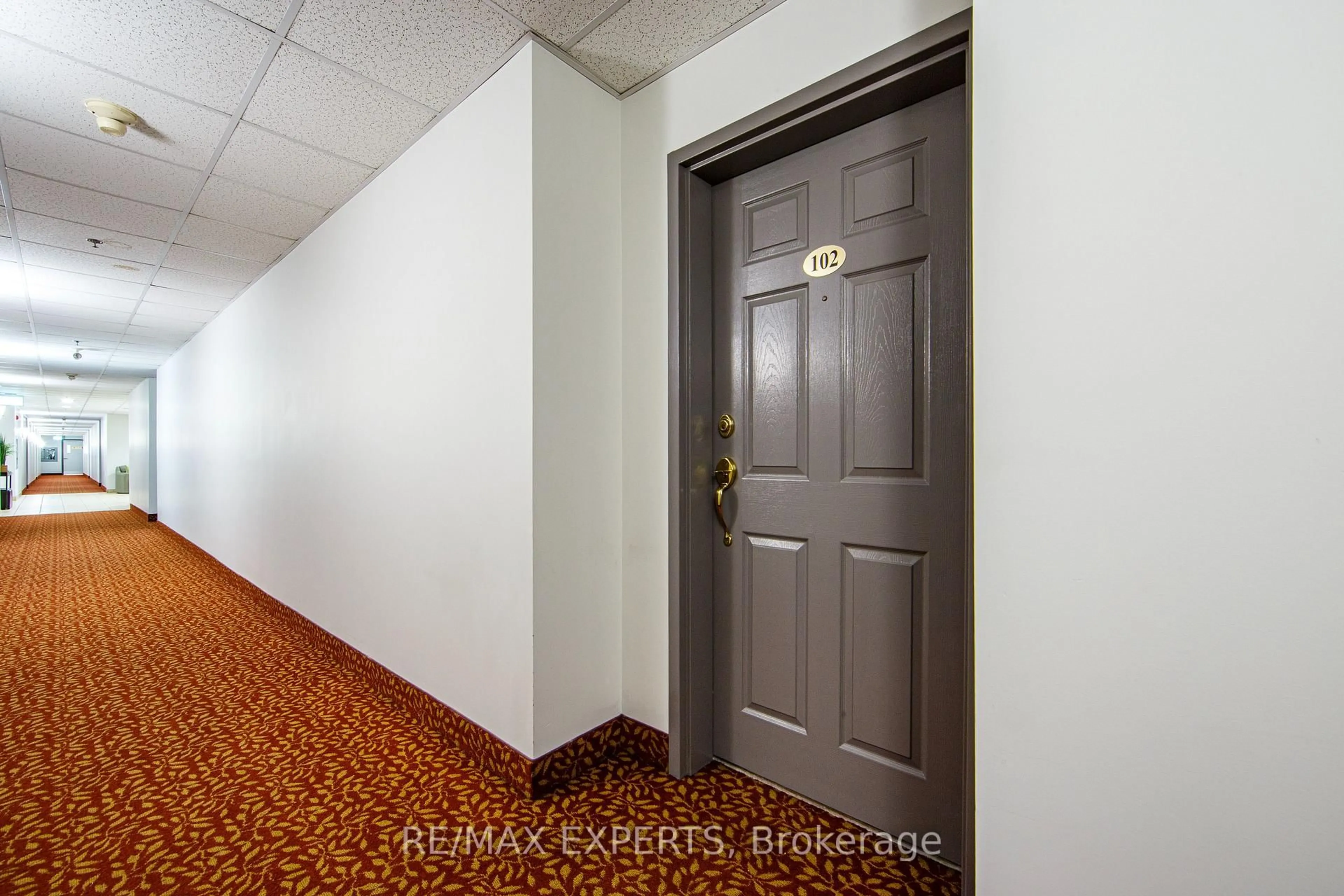 Indoor foyer for 391 Plains Rd #102, Burlington Ontario L7T 4M2