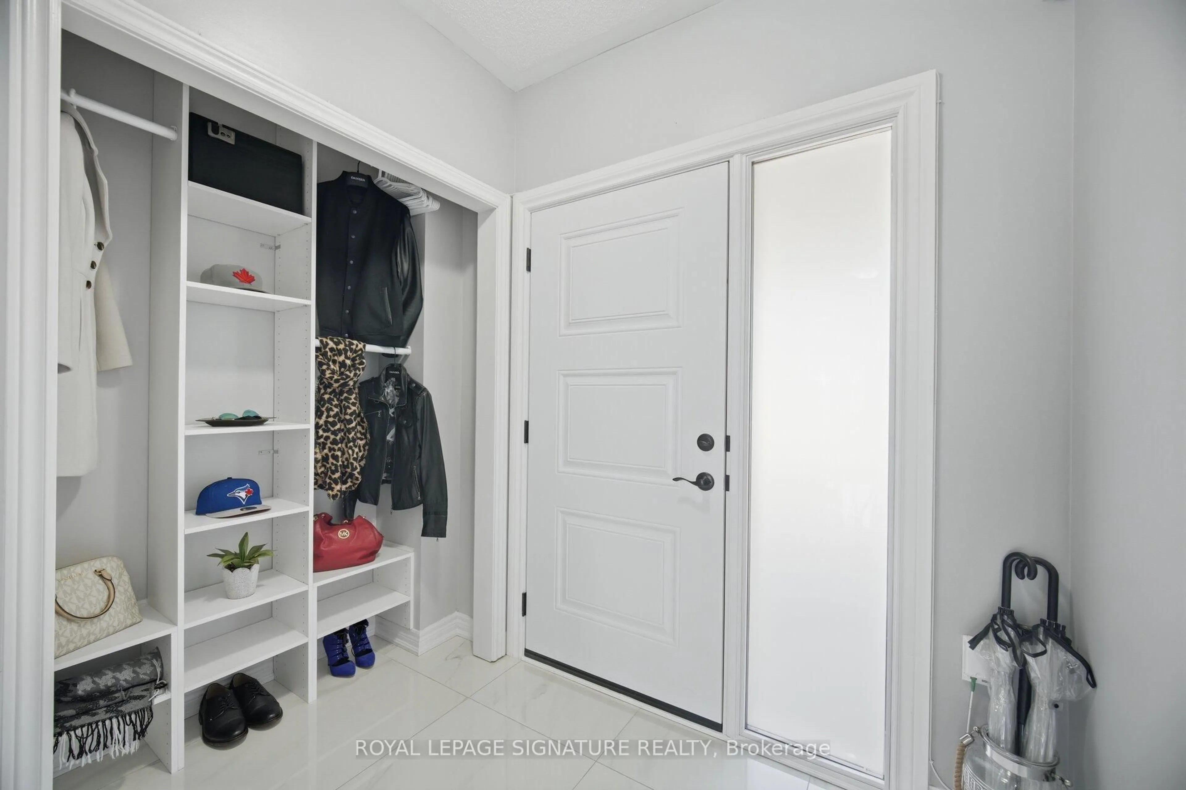 Indoor entryway for 7 Cedarbrook Rd, Brampton Ontario L6R 0W7