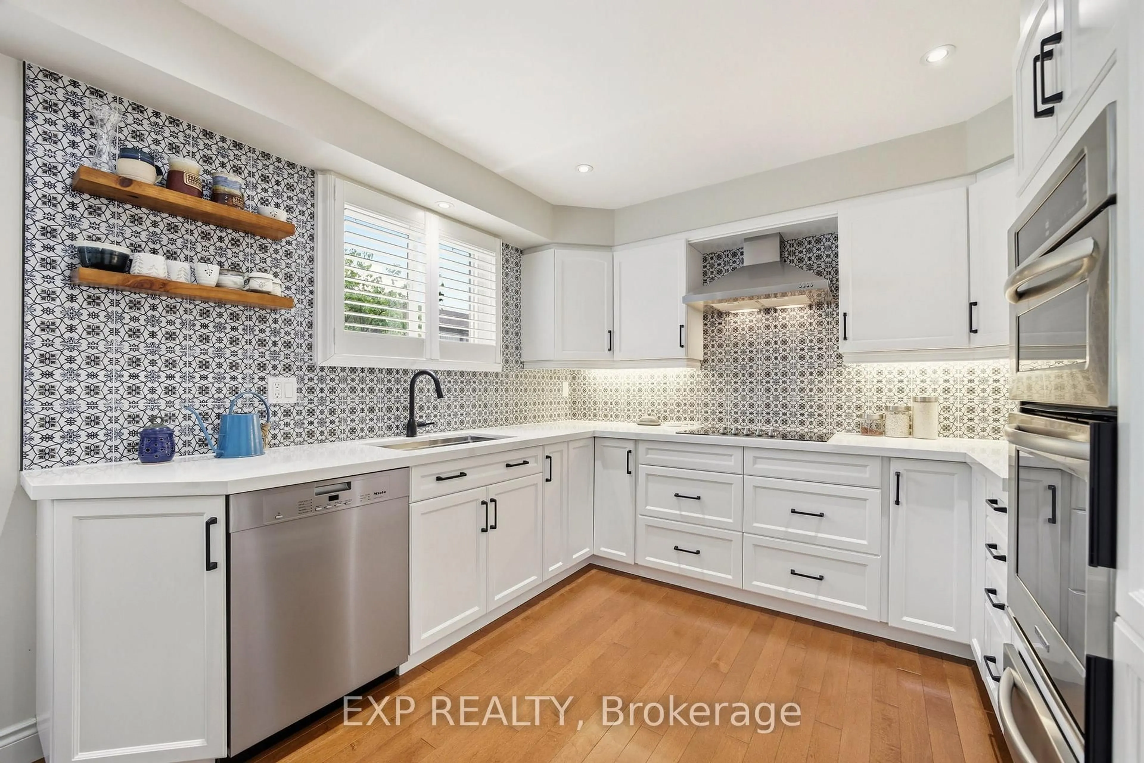 Open concept kitchen, ceramic/tile floor for 1010 Walden Circ #2, Mississauga Ontario L5J 4J9