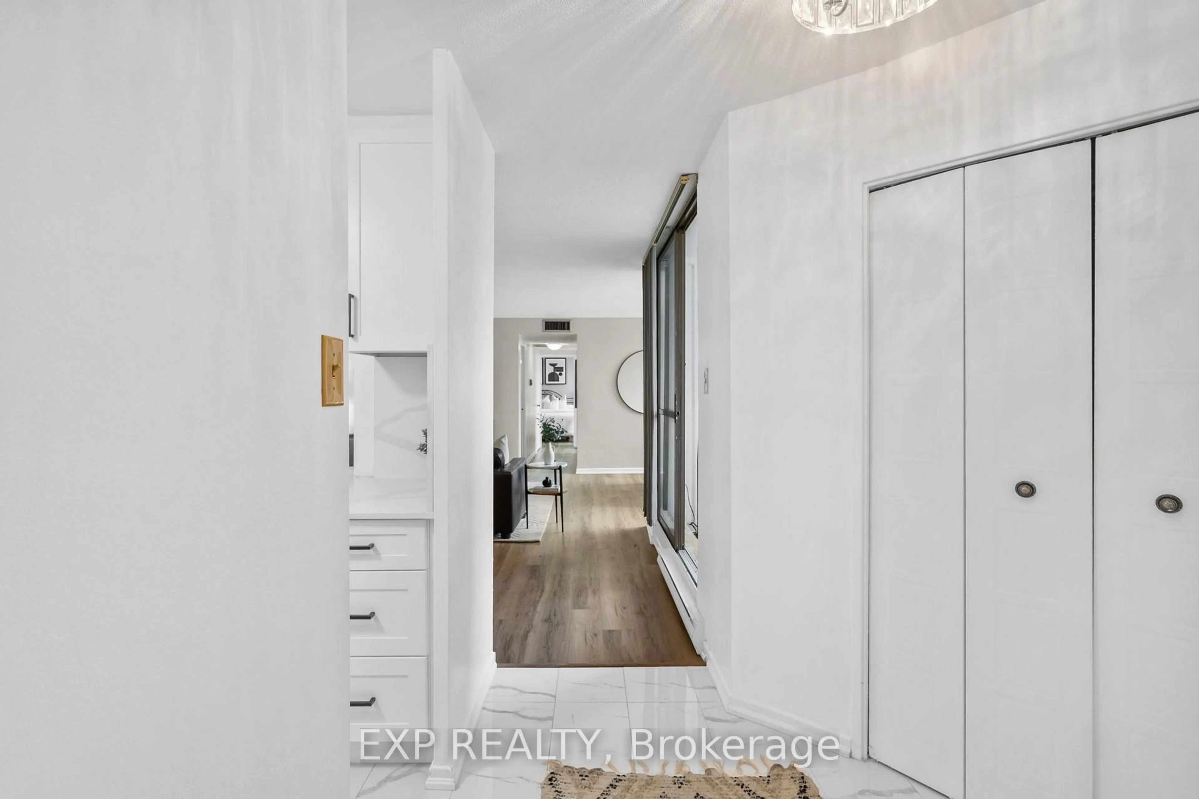Indoor entryway for 2323 Confederation Pkwy #905, Mississauga Ontario L5B 1R6