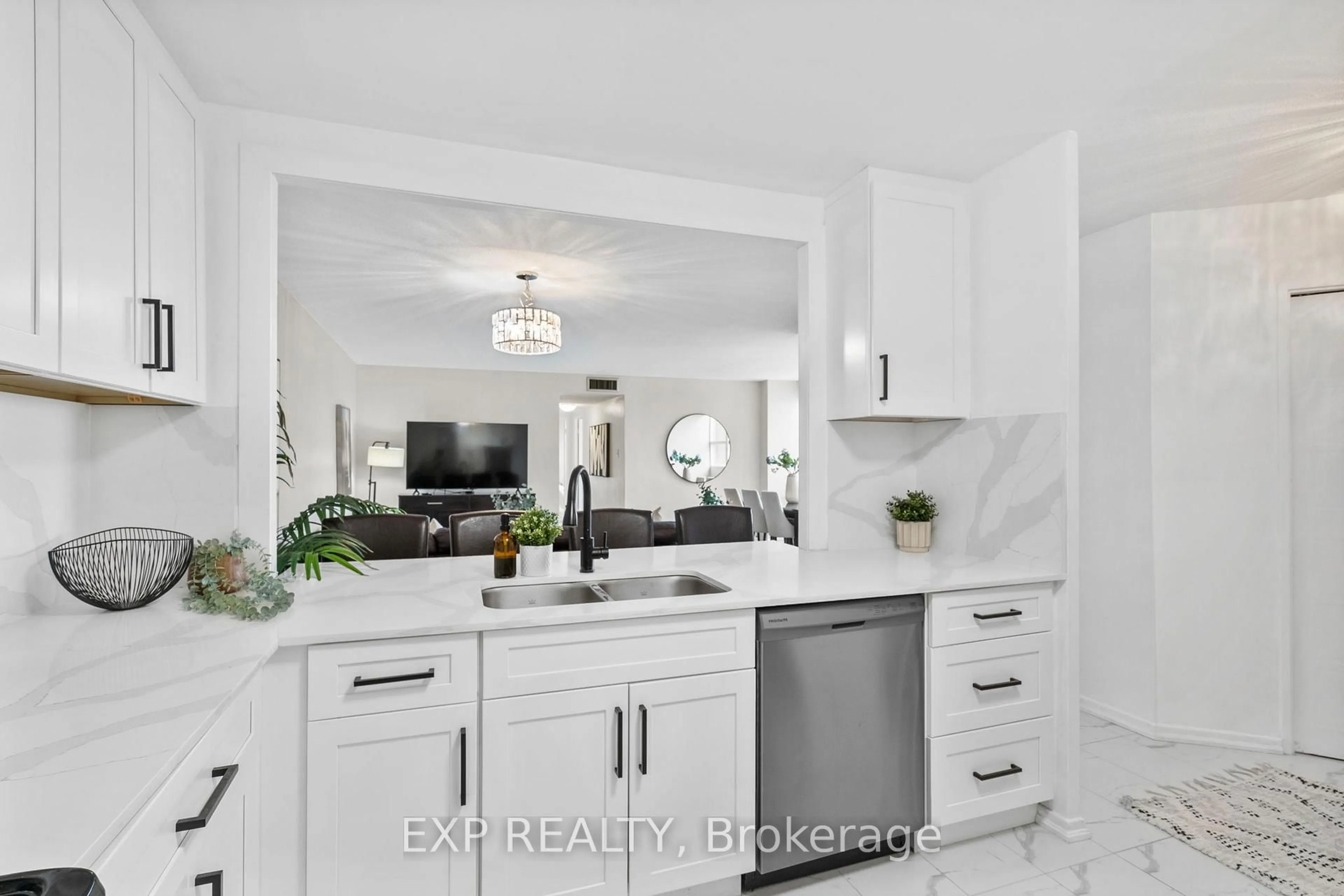 Open concept kitchen, ceramic/tile floor for 2323 Confederation Pkwy #905, Mississauga Ontario L5B 1R6